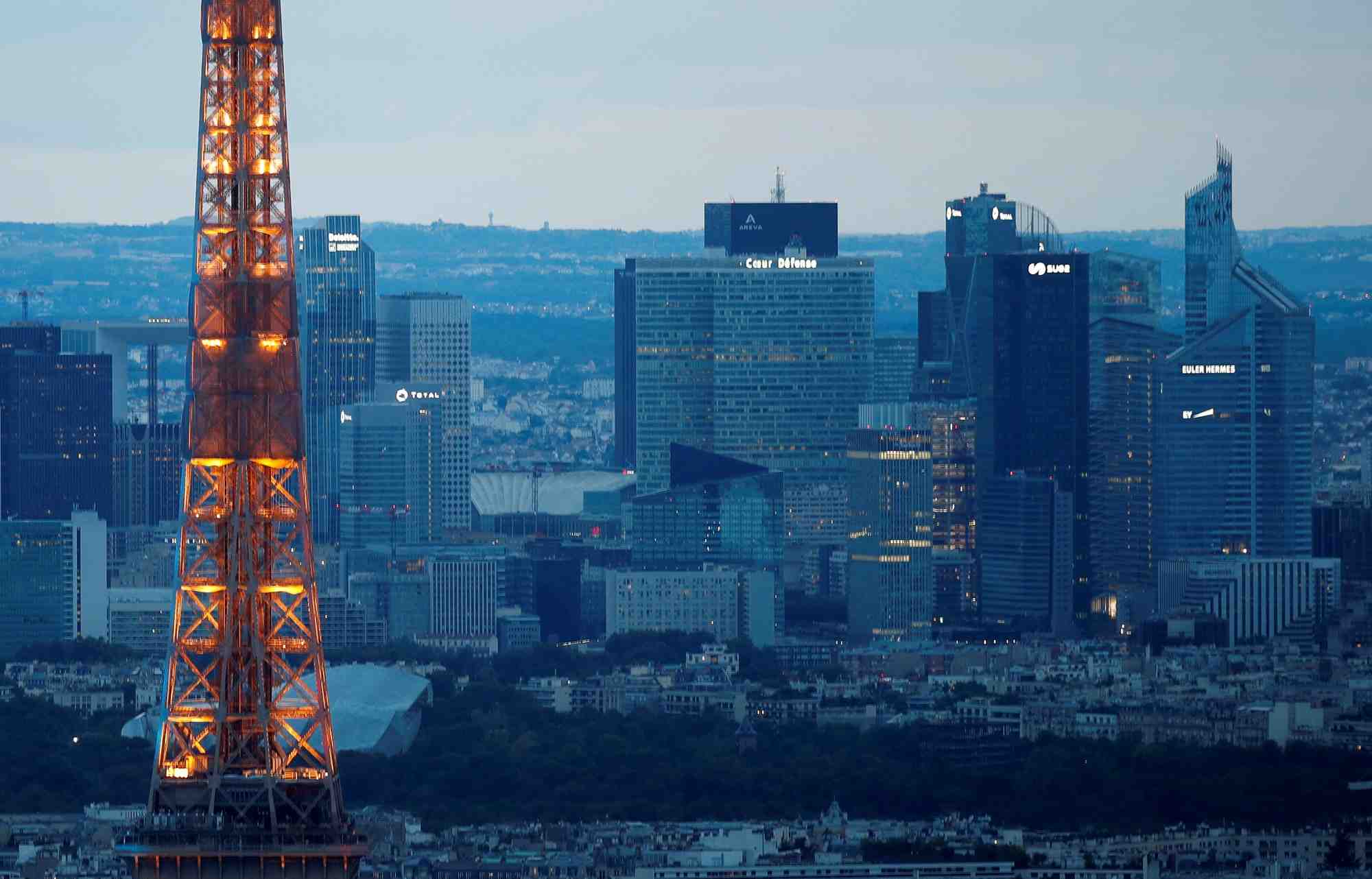 Vue sur le quartier d'affaires de la defense a paris
