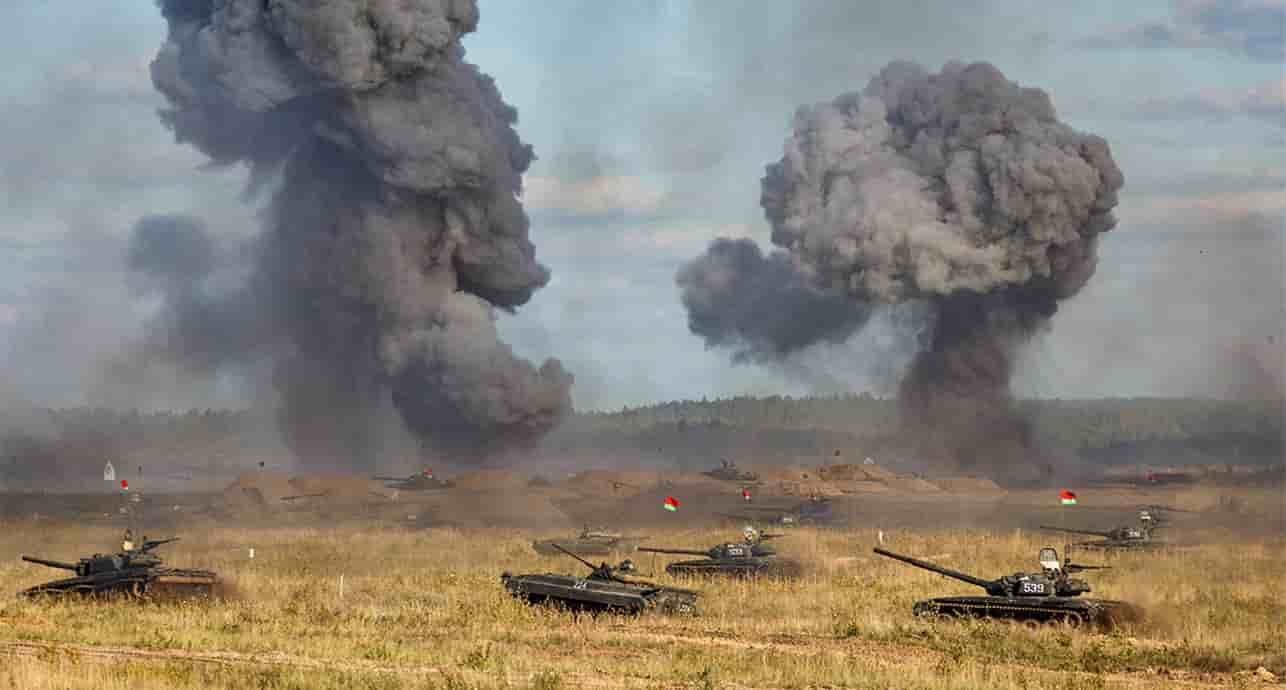 Cette image, diffusée par le ministère russe de la Défense le 13 septembre 2021, montre les exercices militaires conjoints « Zapad-2021 » des forces armées de la Fédération de Russie et de la République de Biélorussie sur la base militaire de Mulino, dans la région de Nijni Novgorod, à environ 350 kilomètres à l'est de Moscou.