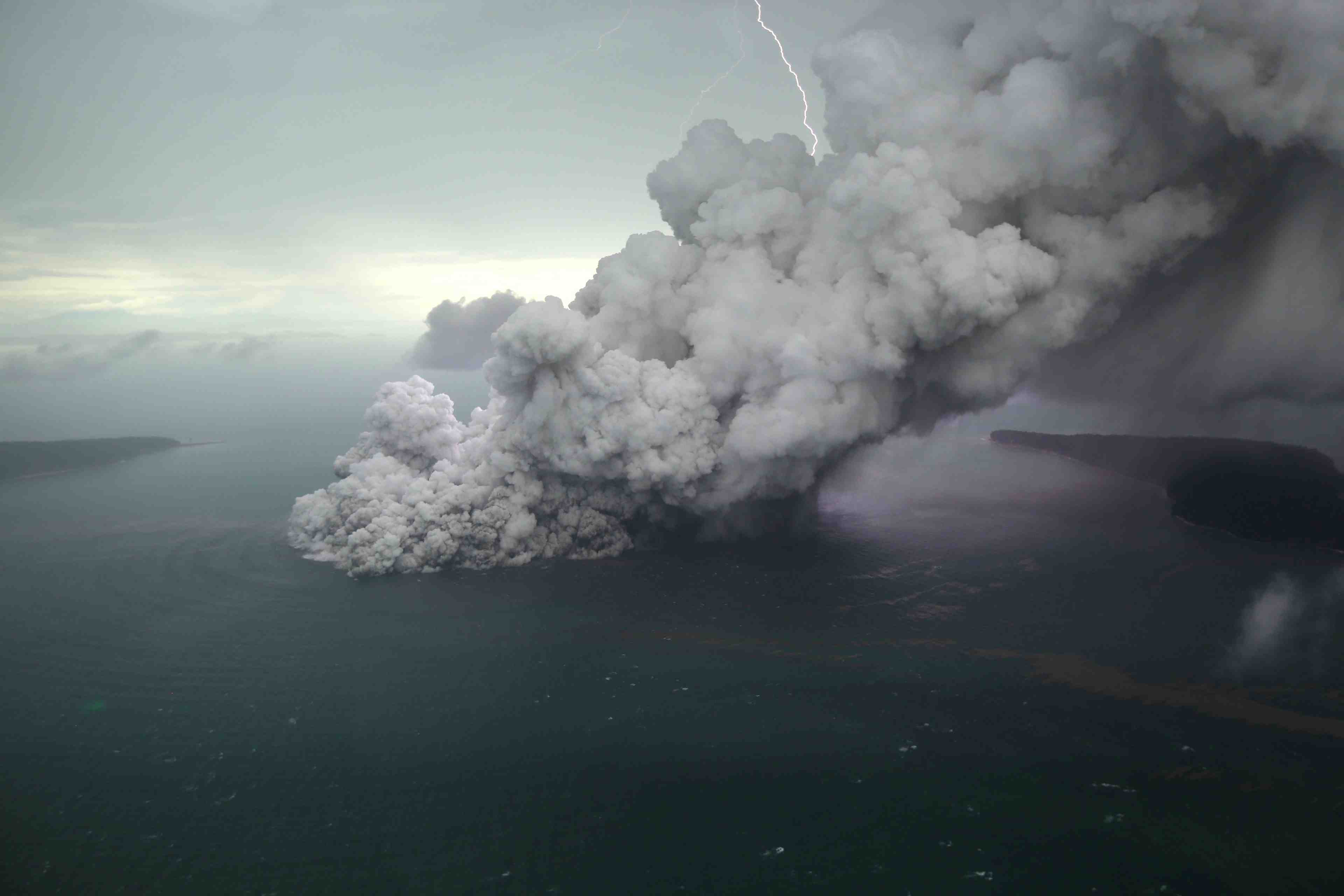 Tsunami en indonesie: trafic aerien perturbe autour de l'anak krakatau