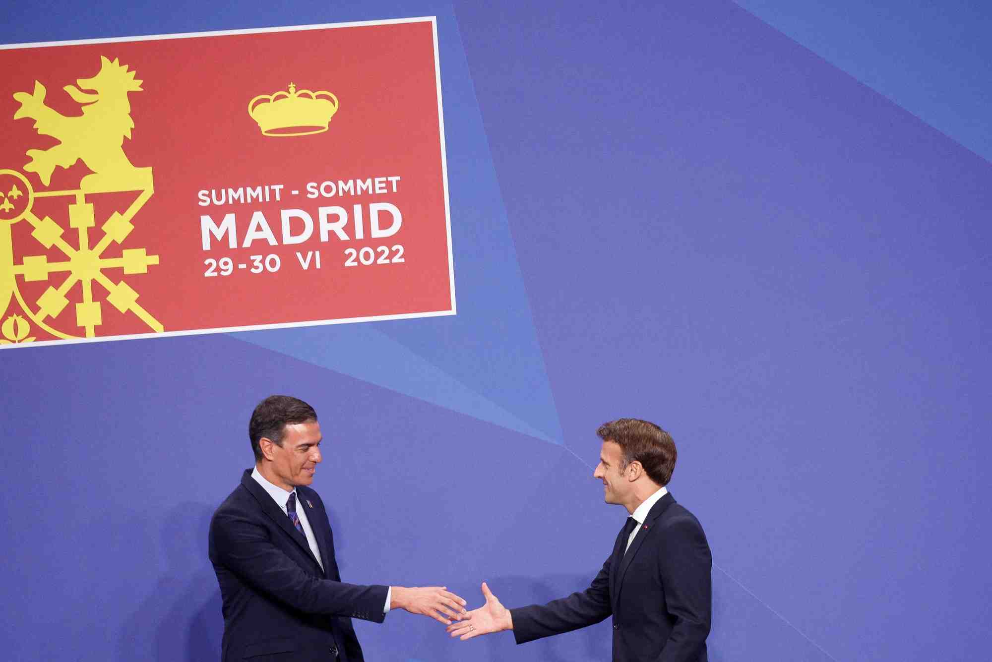 Le president du gouvernement espagnol pedro sanchez salue  emmanuel macron lors d'un sommet de l'otan a madrid