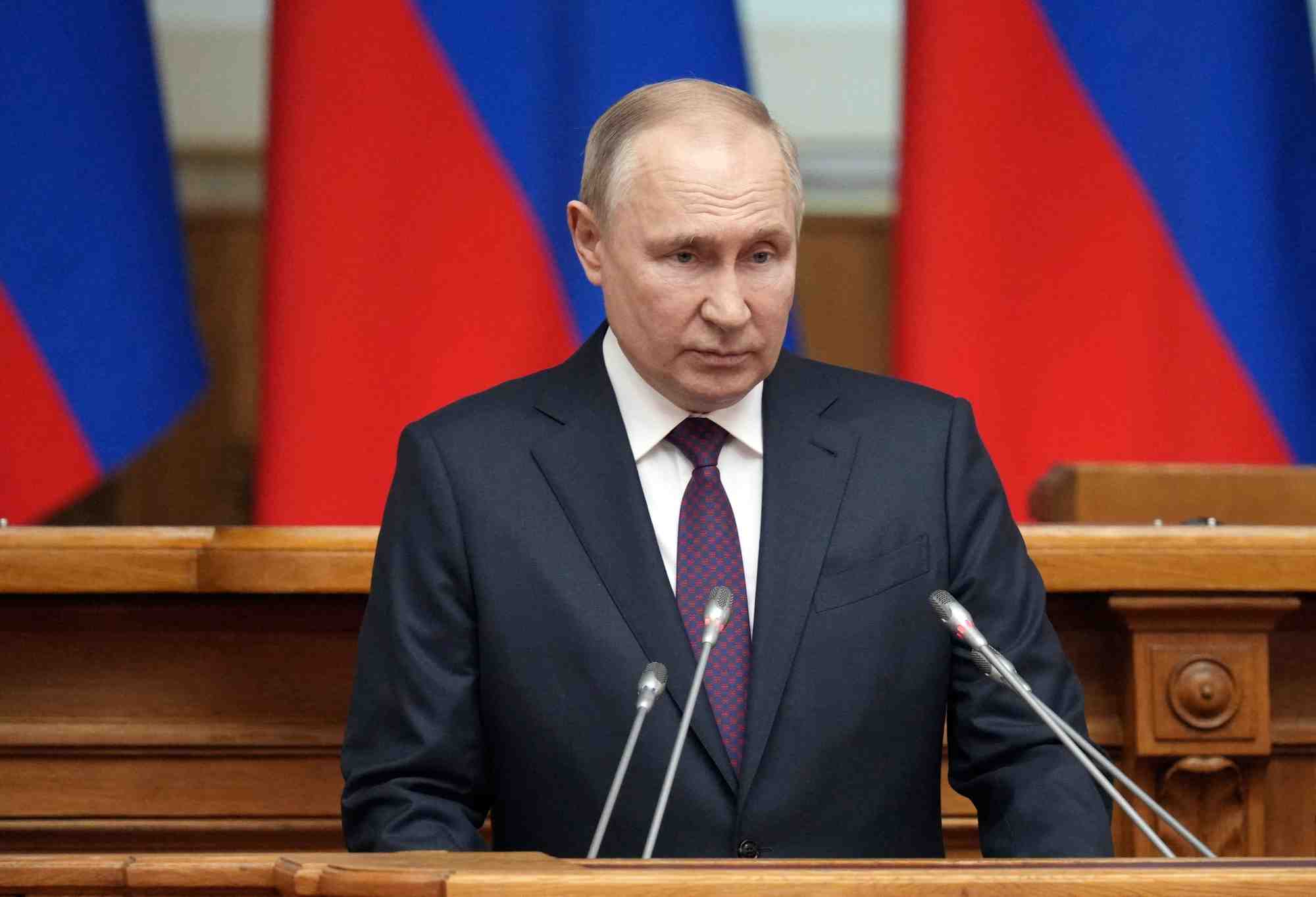 Vladimir poutine prononce un discours a saint-petersbourg