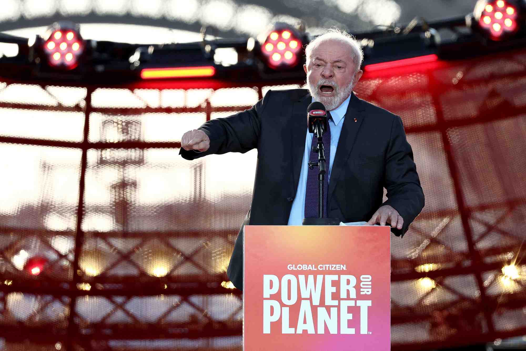 Le president bresilien luiz inacio lula da silva s'exprime en marge du "sommet pour un nouveau pacte financier mondial a paris
