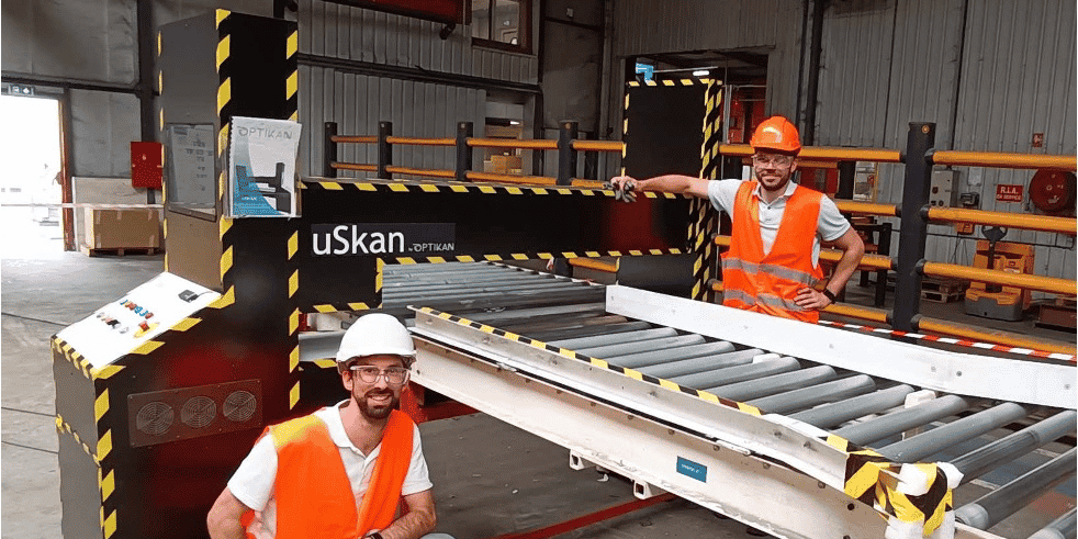 Optikan a développé un scanner qui prend la forme d'un portique installé autour d'une chaine de convoyage qui va permettre d'inspecter un produit pour y détecter d'éventuels défauts.