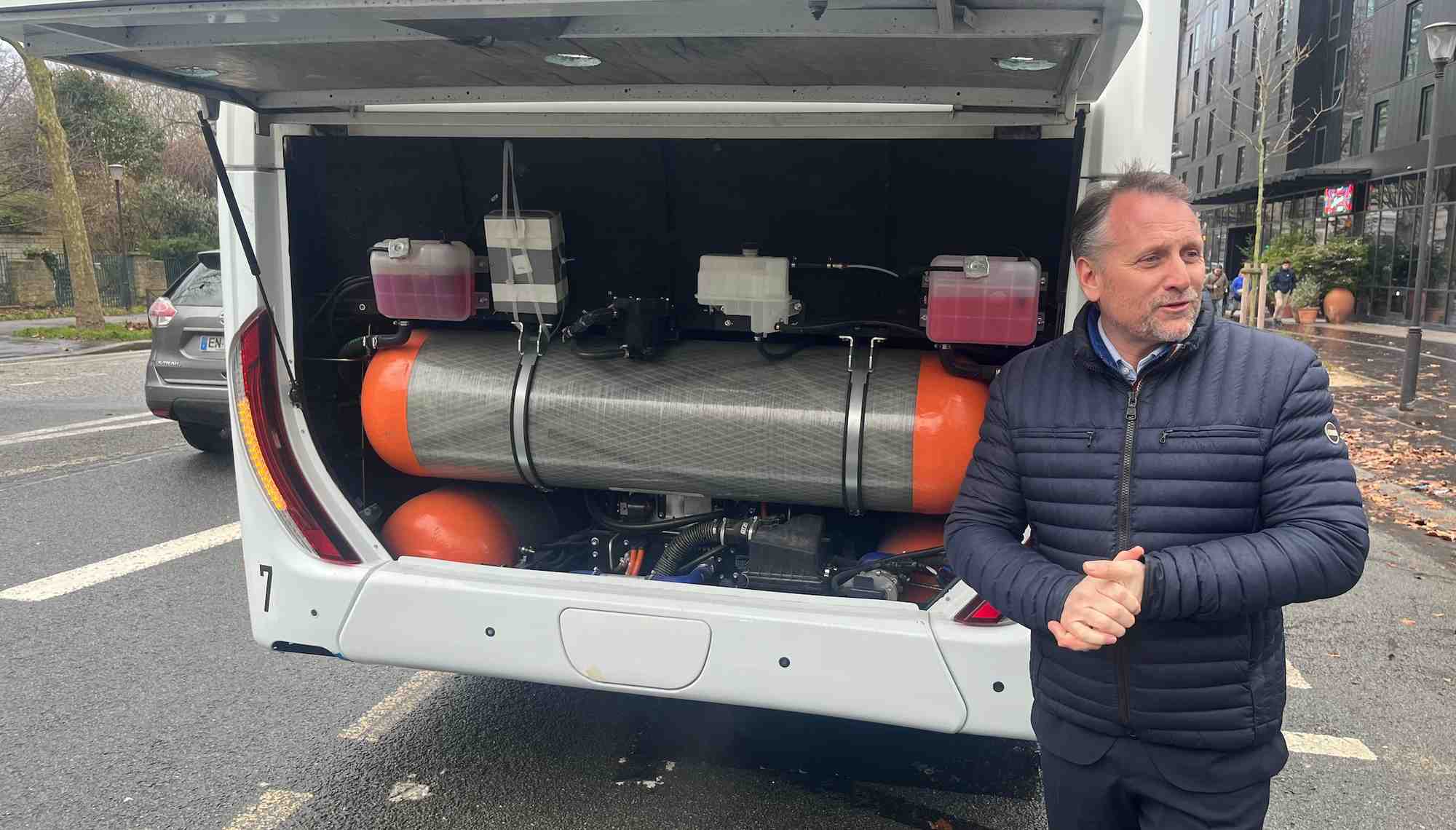 Eric Boudot, le président de GCK, devant un autocar à hydrogène, le 28 janvier 2025 à Paris.