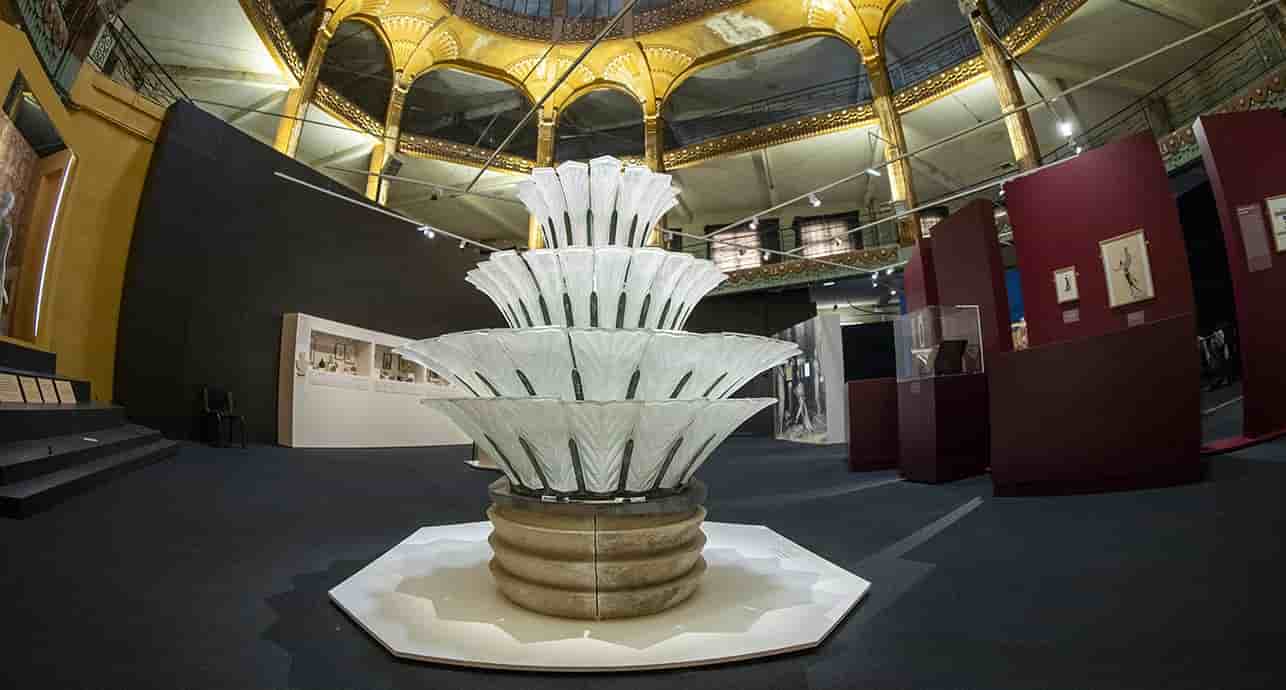 Fontaine monumentale du maître-verrier Marius Sabino à l’exposition « Elegance et modernité : l'art déco a 100 ans ! » de Saint-Quentin.