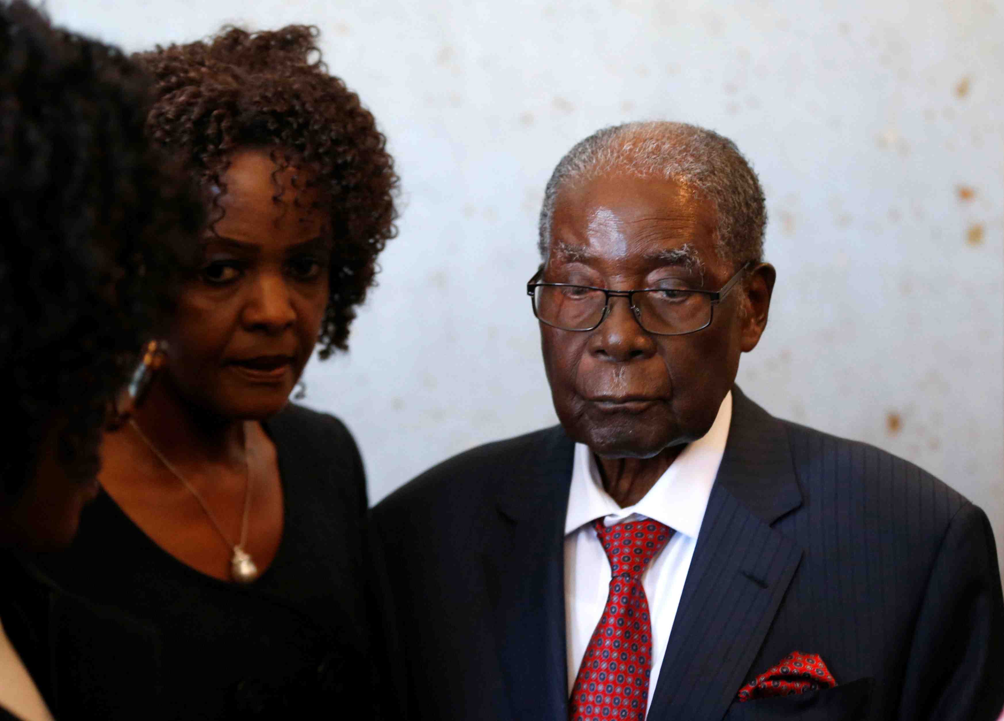 Mugabe reconnait la legitimite de son successeur a la tete du zimbabwe
