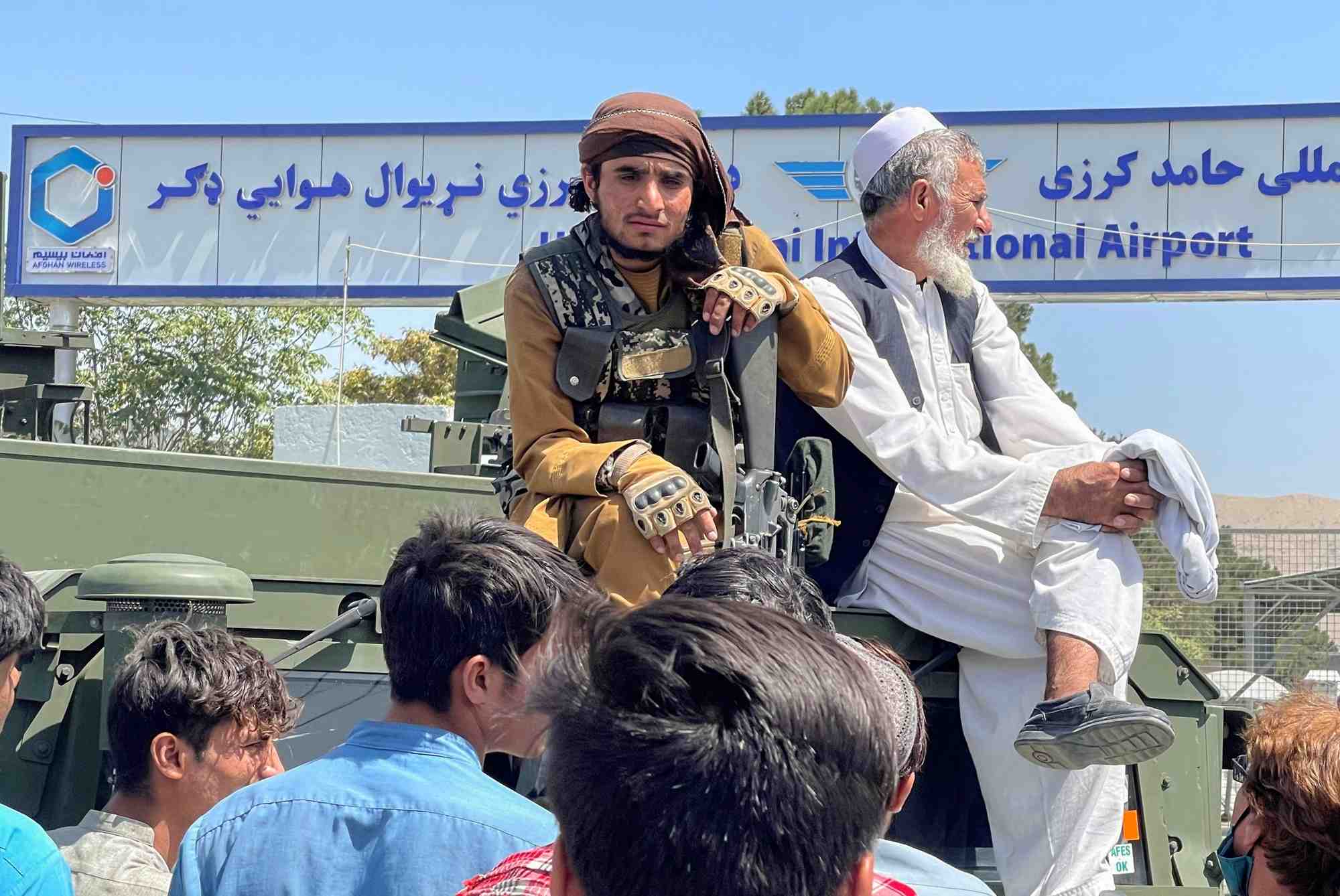 Afghanistan: chaos a l'aeroport de kaboul apres la prise de controle des taliban