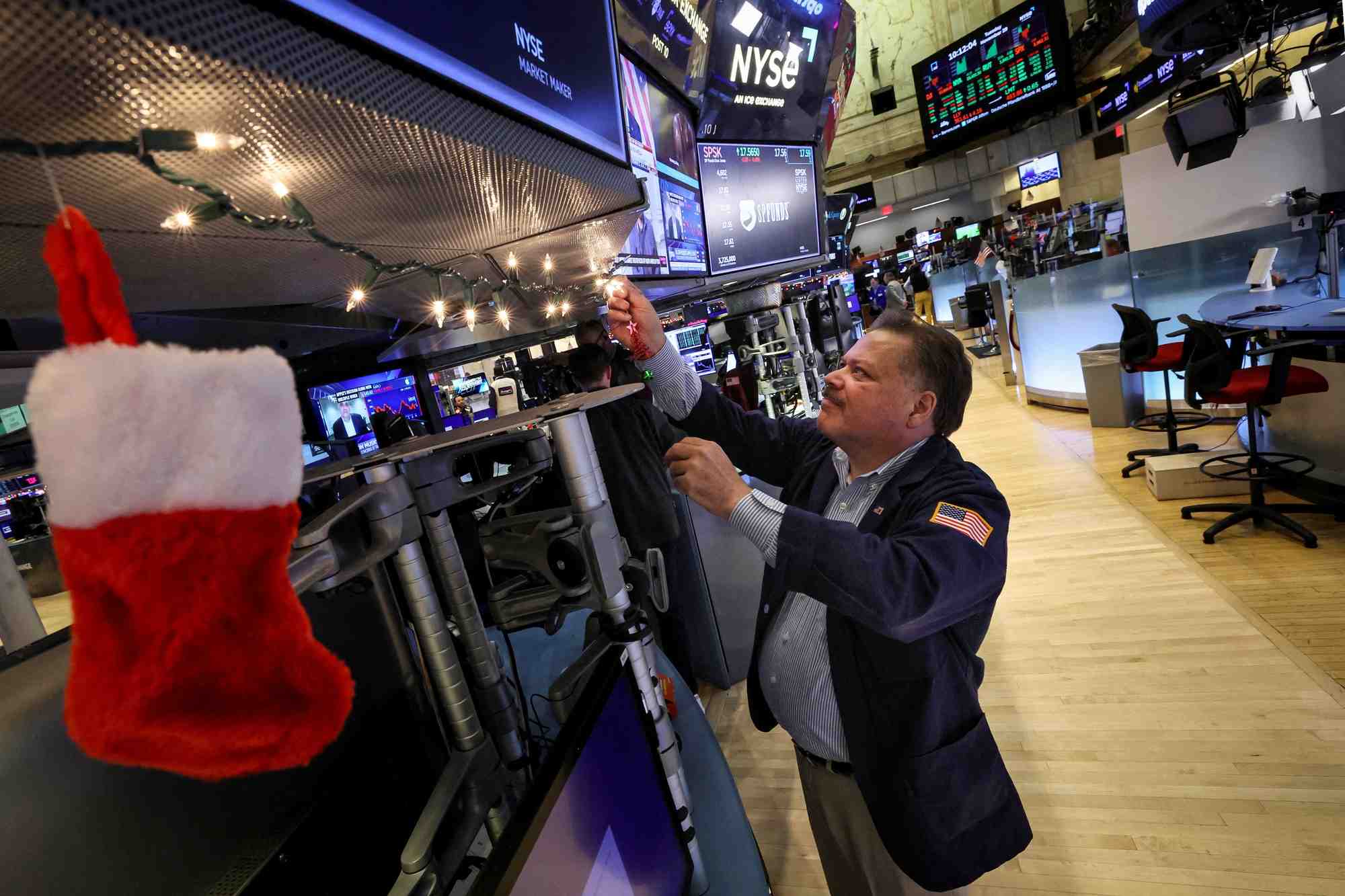 Des traders travaillent sur le parquet du nyse a new york