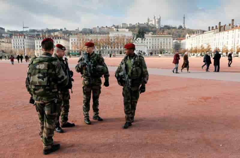 Appels a manifester contre l'etat d'urgence