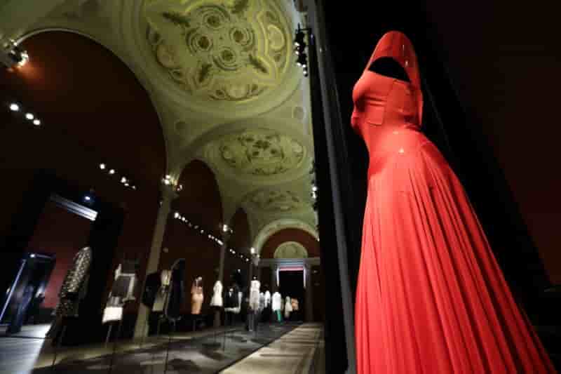 Deces d'azzedine alaia, figure respectee de la mode parisienne