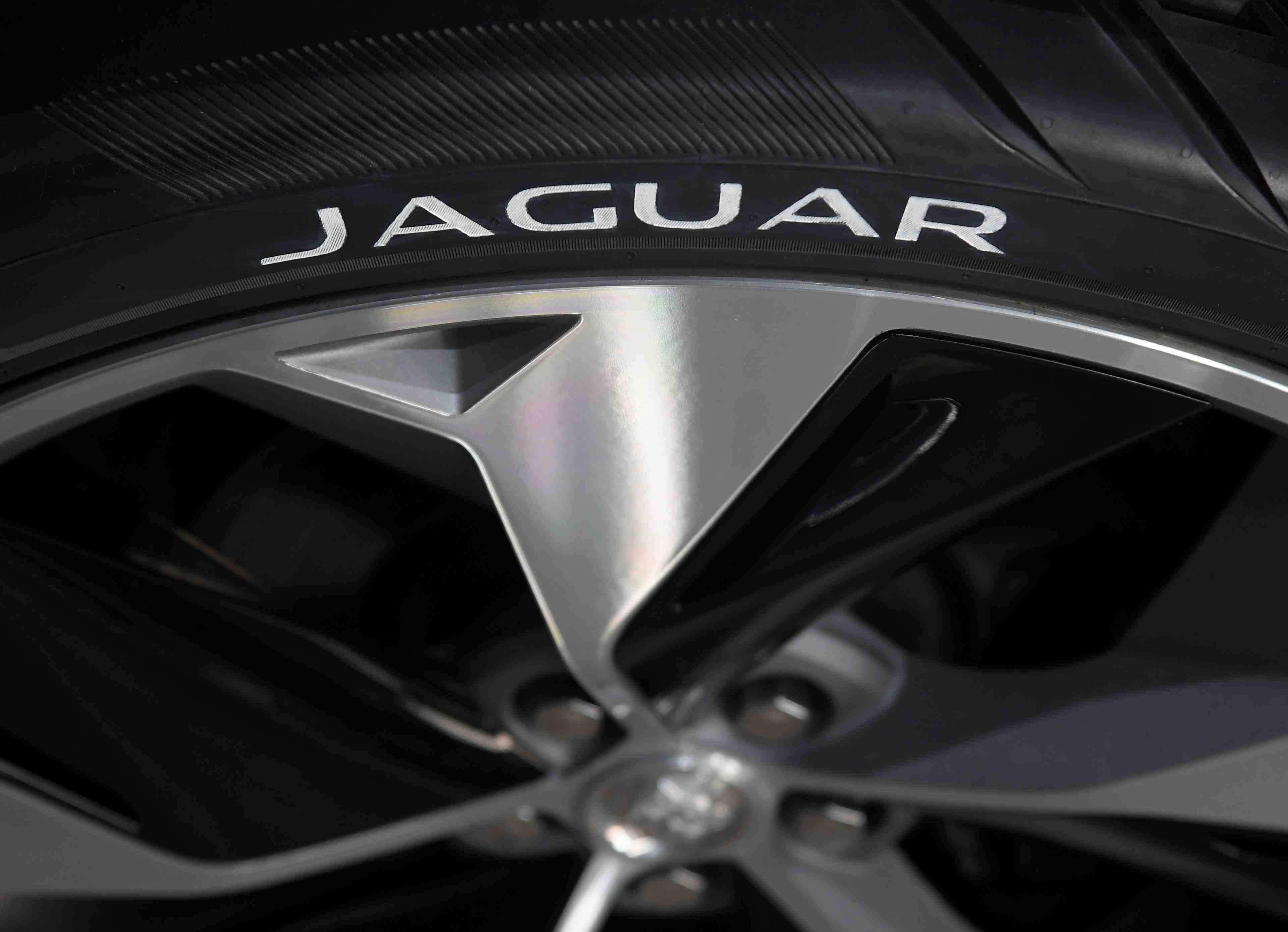 Brexit: jaguar land rover va arreter sa production une semaine en avril