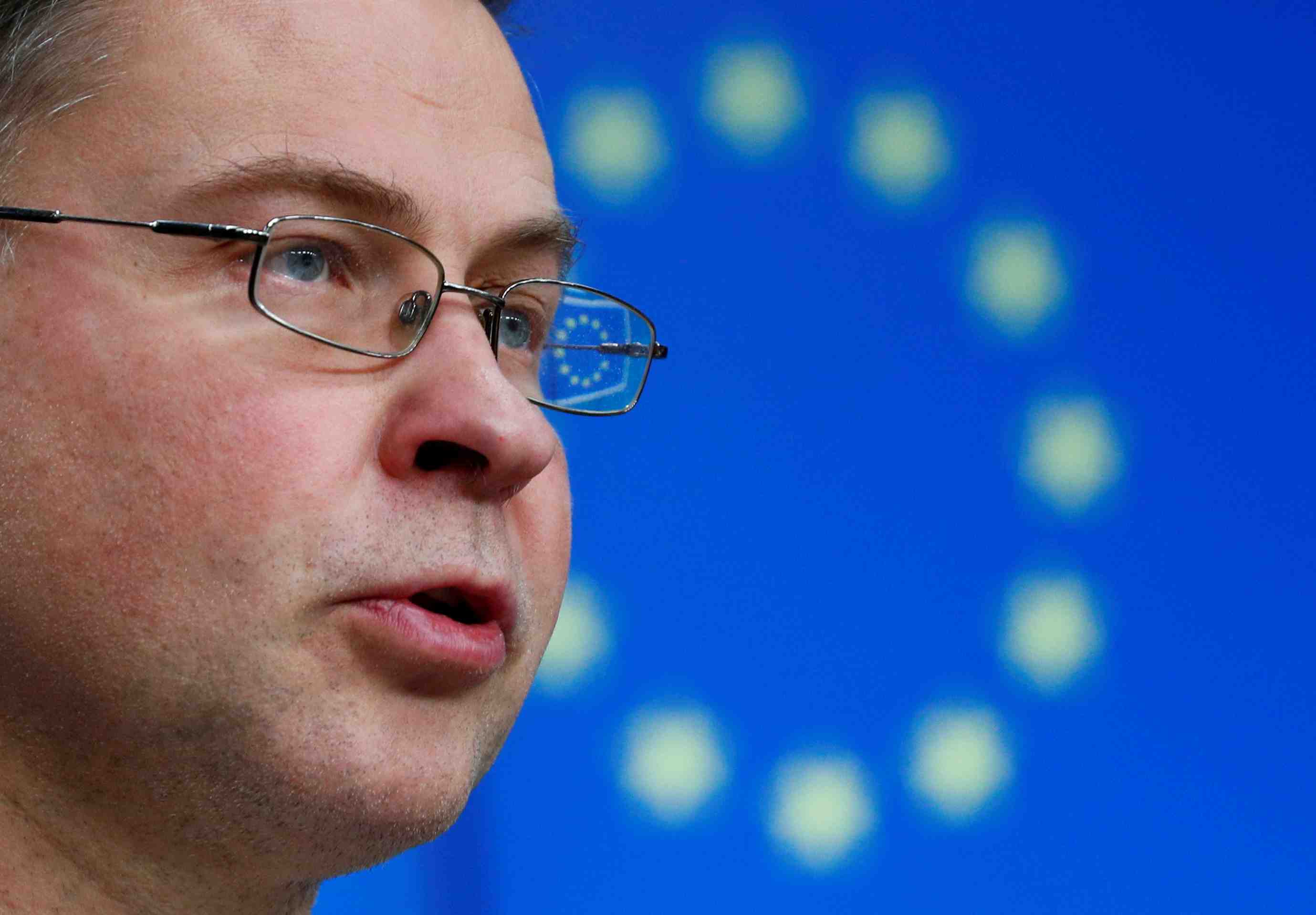 Le commissaire dombrovskis appelle la finance a se preparer a un brexit sans accord, rapporte ft