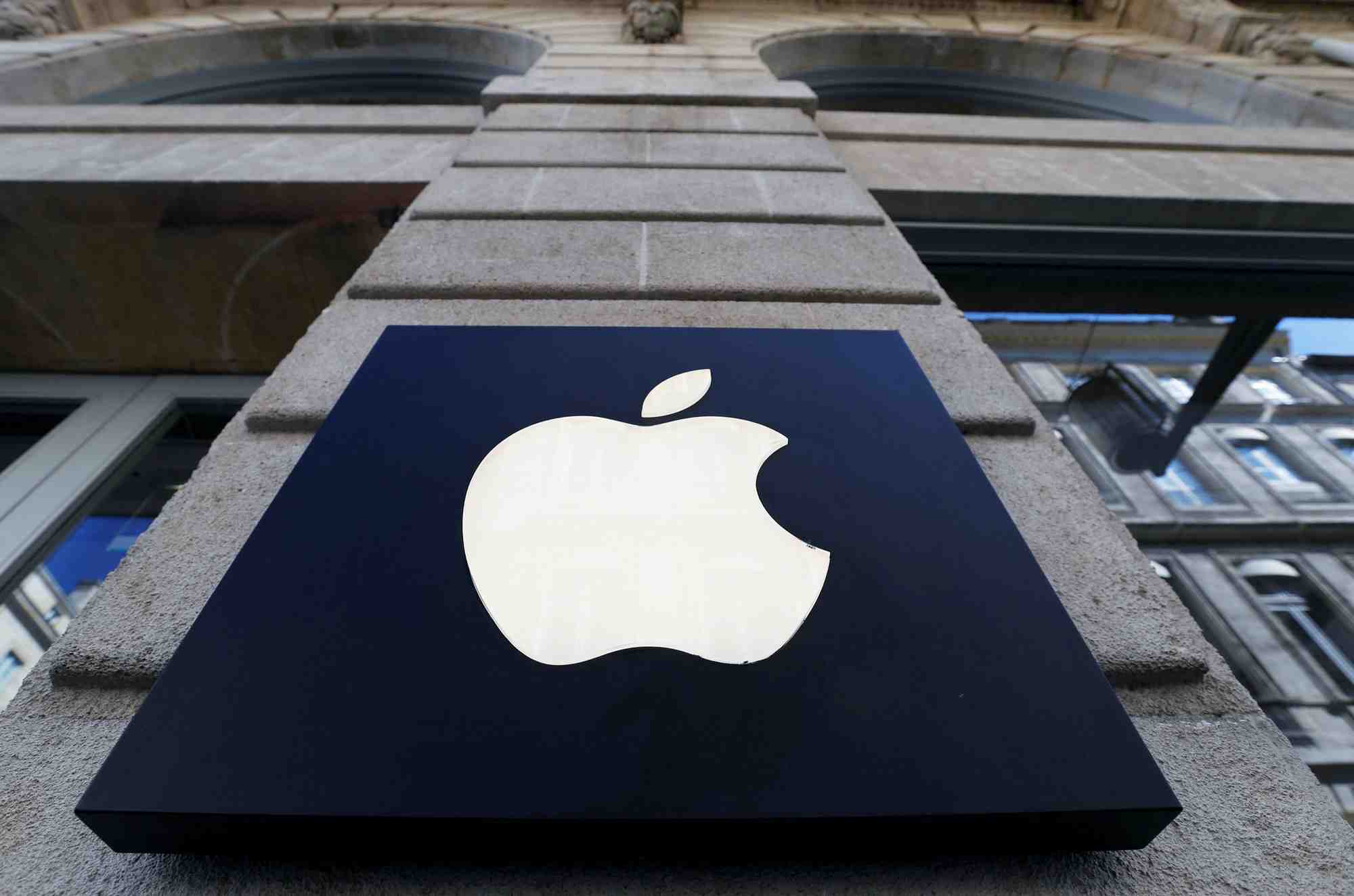 Photo d'archives : le logo de la societe apple est vu a l'exterieur d'un magasin apple a bordeaux