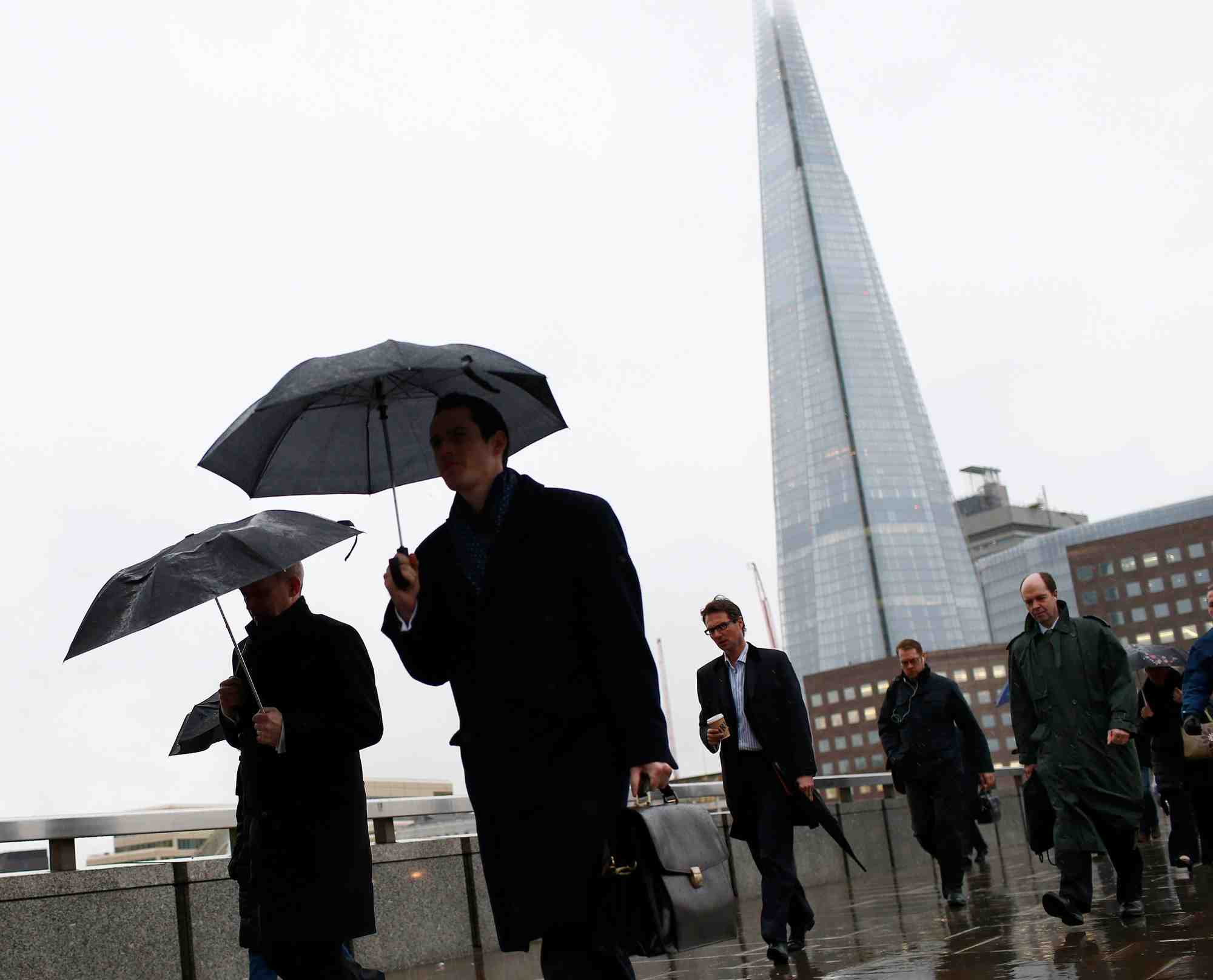 Des employes s'abritant de la pluie a londres