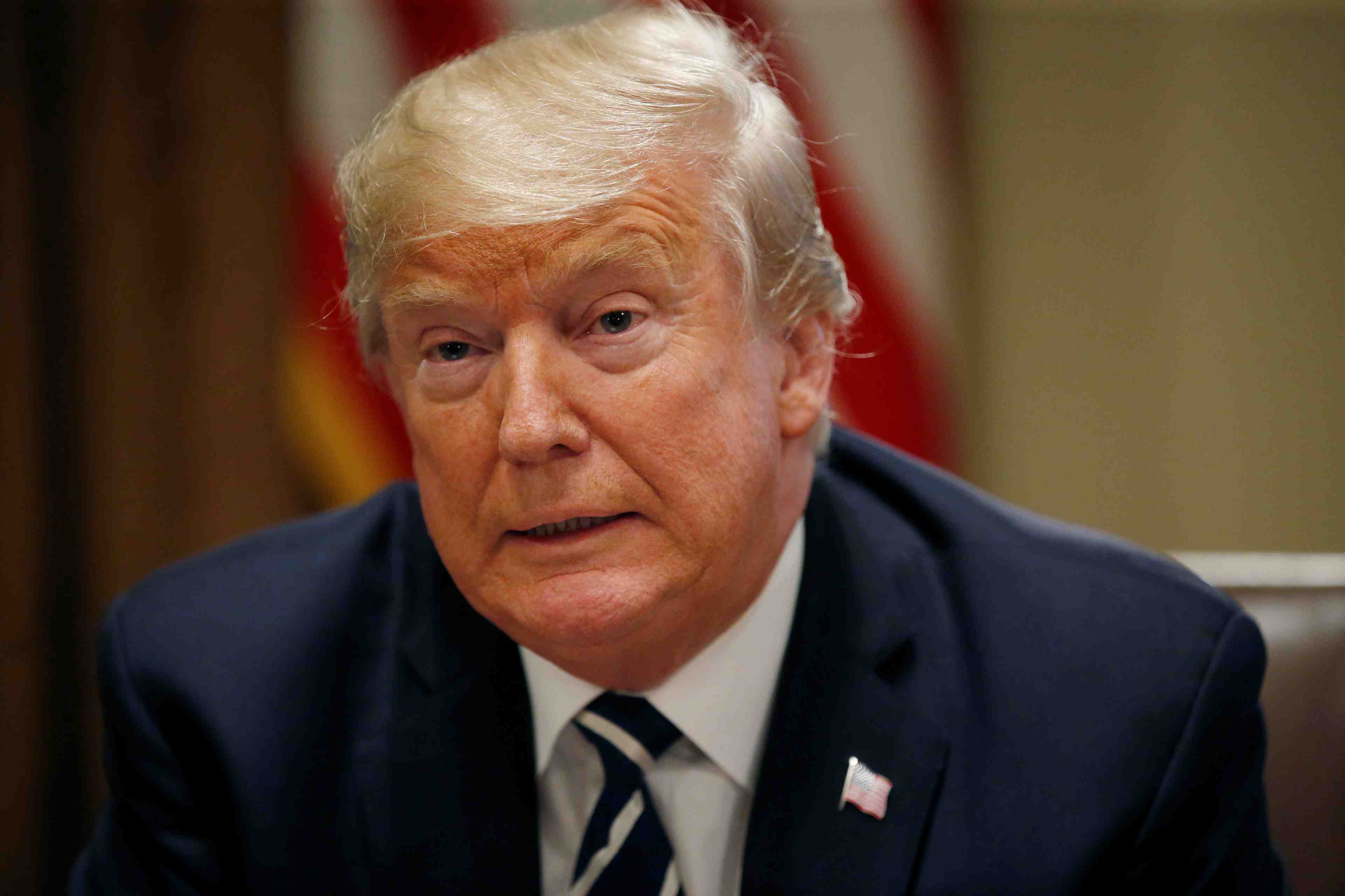 Trump dit s'etre mal exprime a helsinki, revient sur ses propos