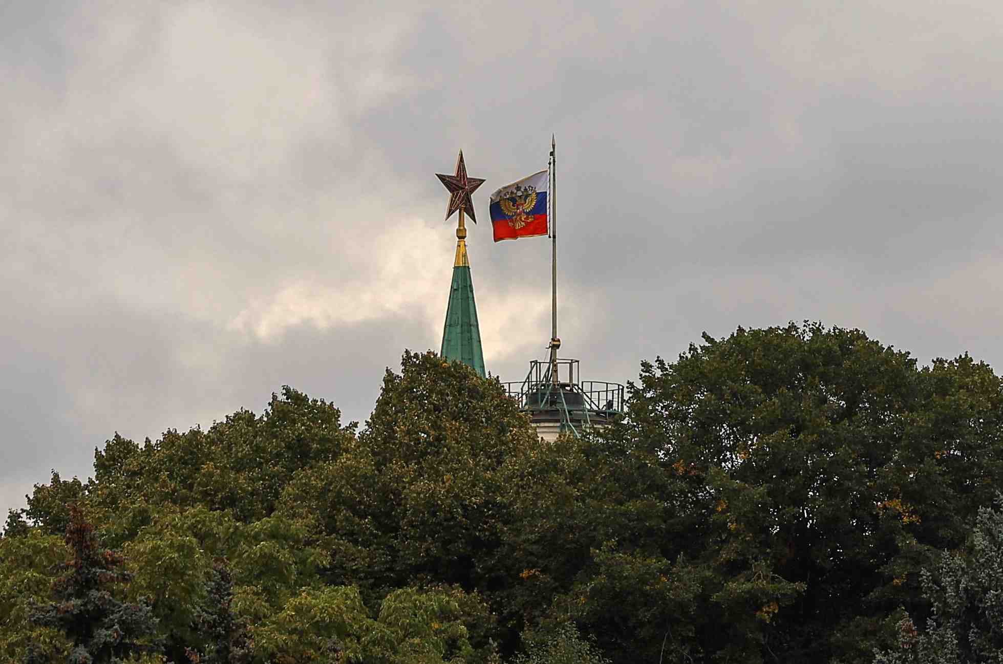 Un drapeau d'etat russe flotte dans le centre de moscou