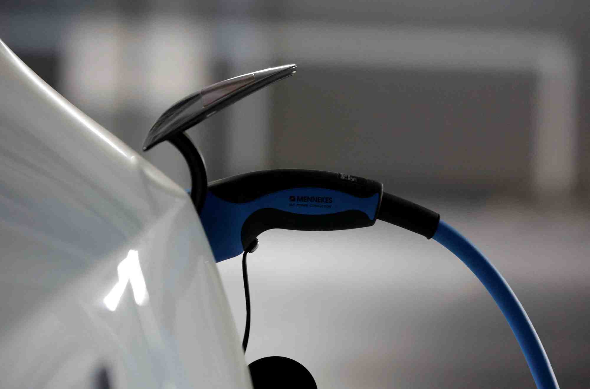 Un vehicule electrique tesla est branche sur un chargeur a teia, en espagne