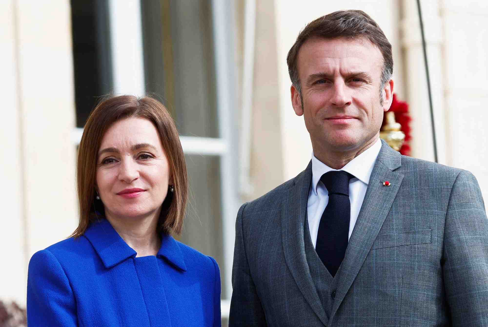Le president francais emmanuel macron et la presidente de la moldavie maia sandu avant au palais de l'elysee a paris
