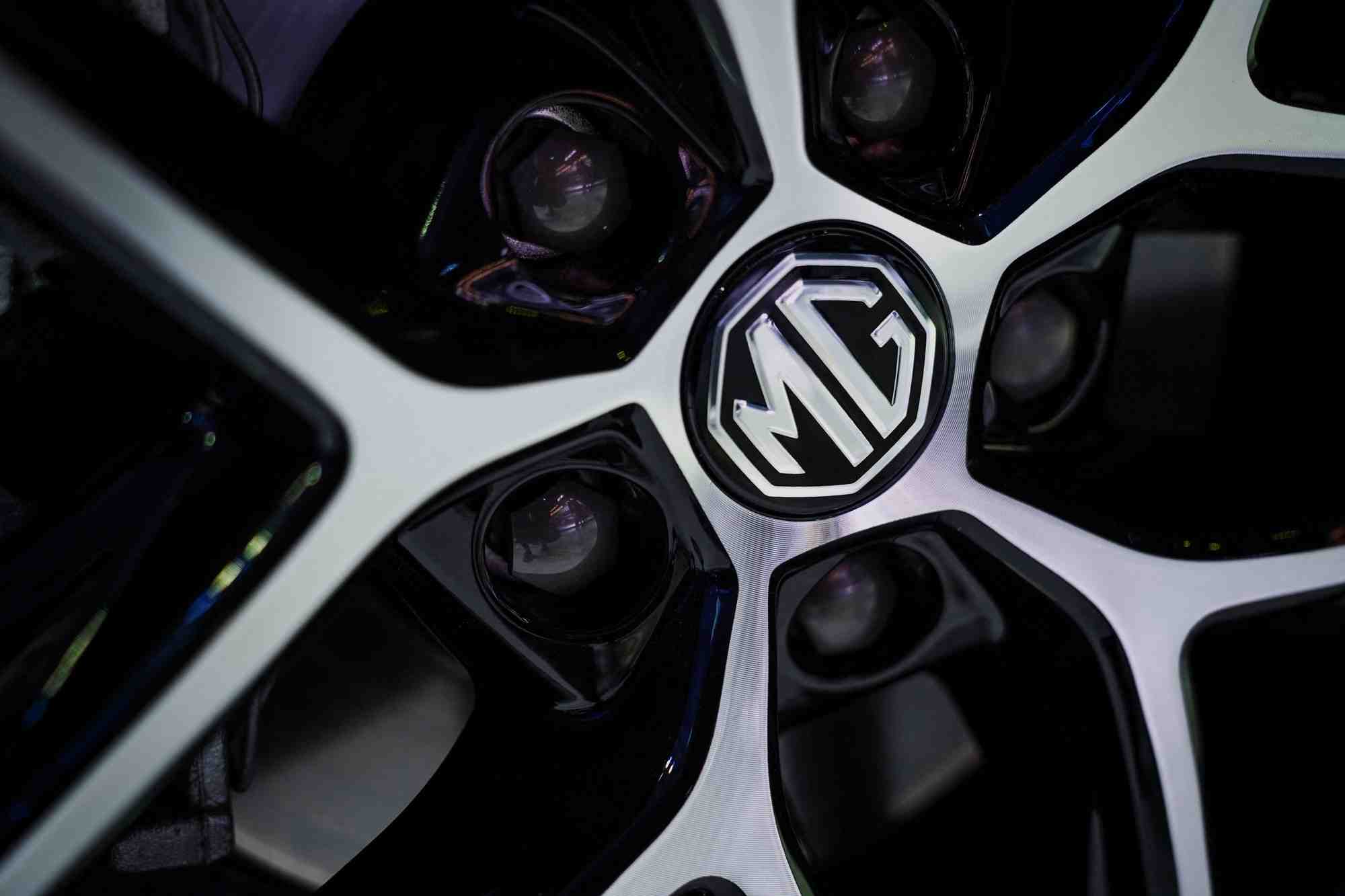 Un logo mg motor lors d'un evenement de lancement de vehicules electriques a mexico