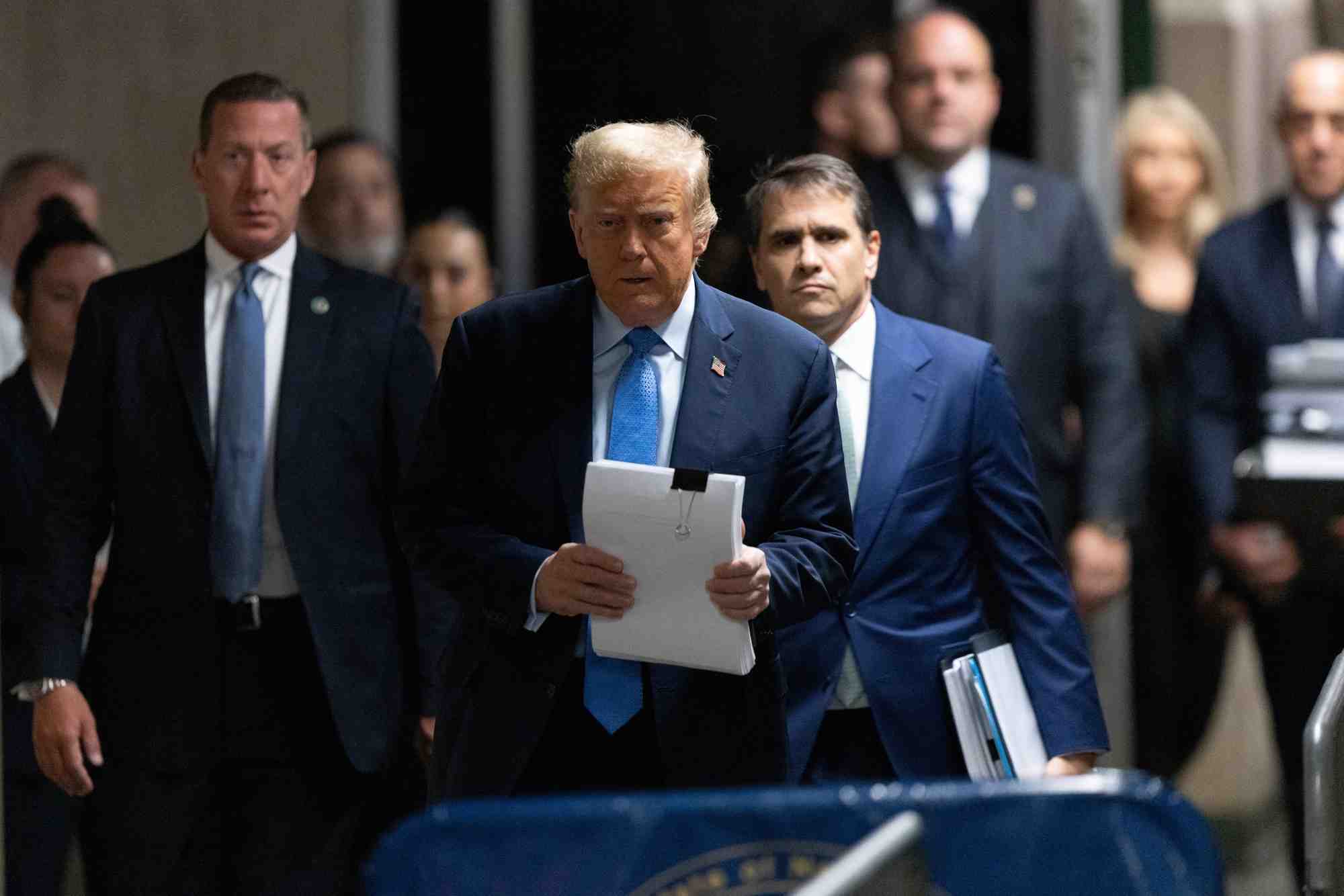 Le proces penal de l'ancien president americain trump, accuse d'avoir falsifie des documents commerciaux, se poursuit a new york