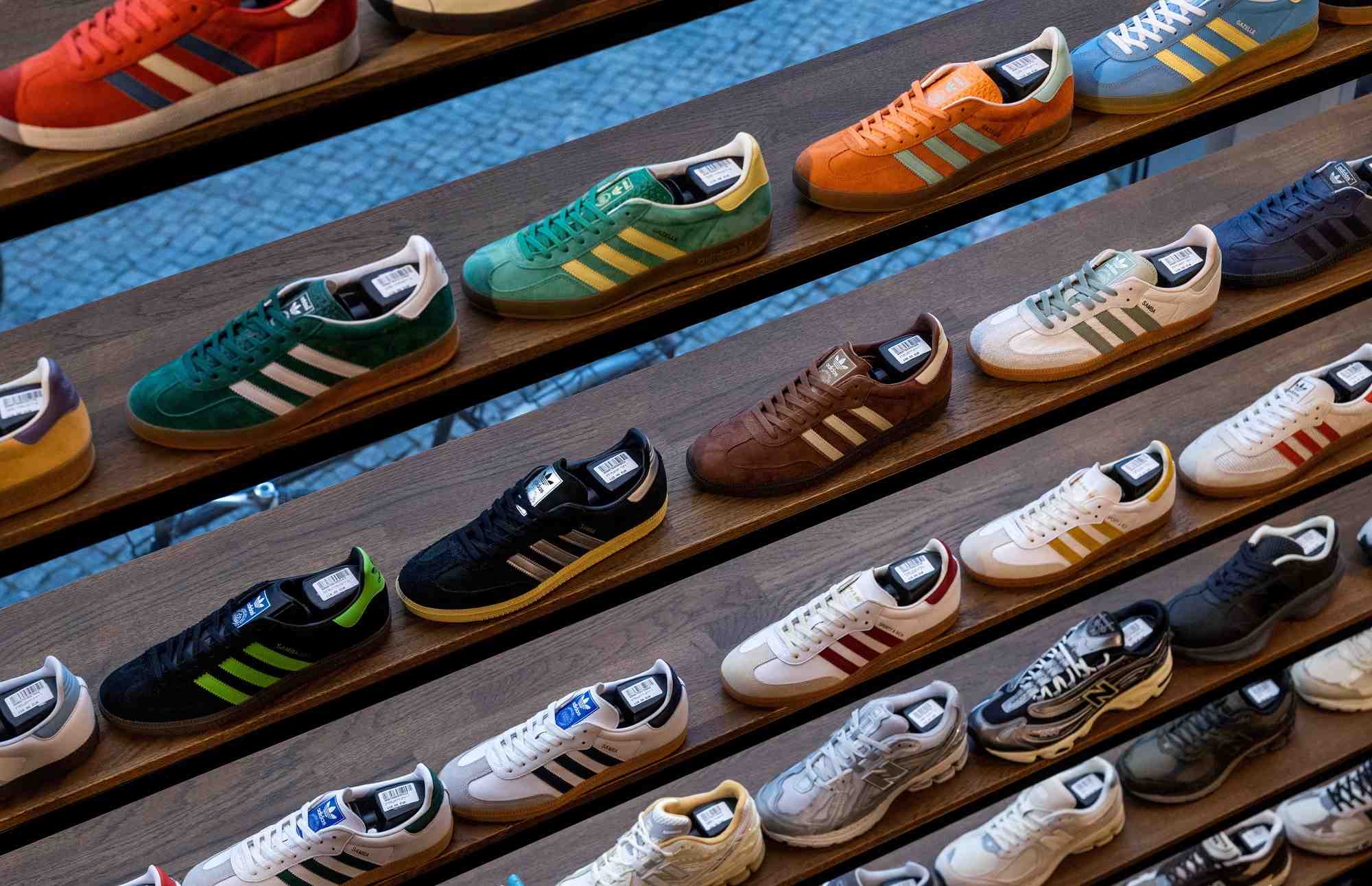Des baskets adidas sont presentees dans un magasin a berlin