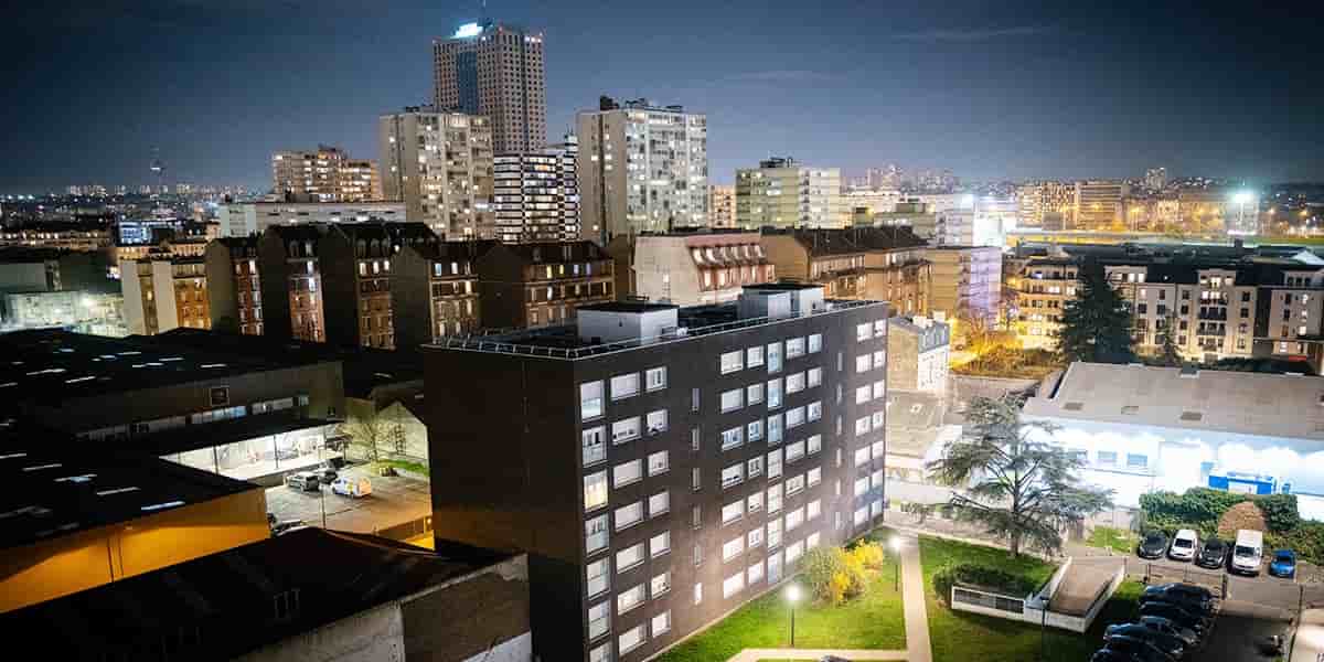 Vue nocturne du quartier Villette depuis le 10ᵉ étage d'une tour HLM à Aubervilliers, 20 mars 2024.