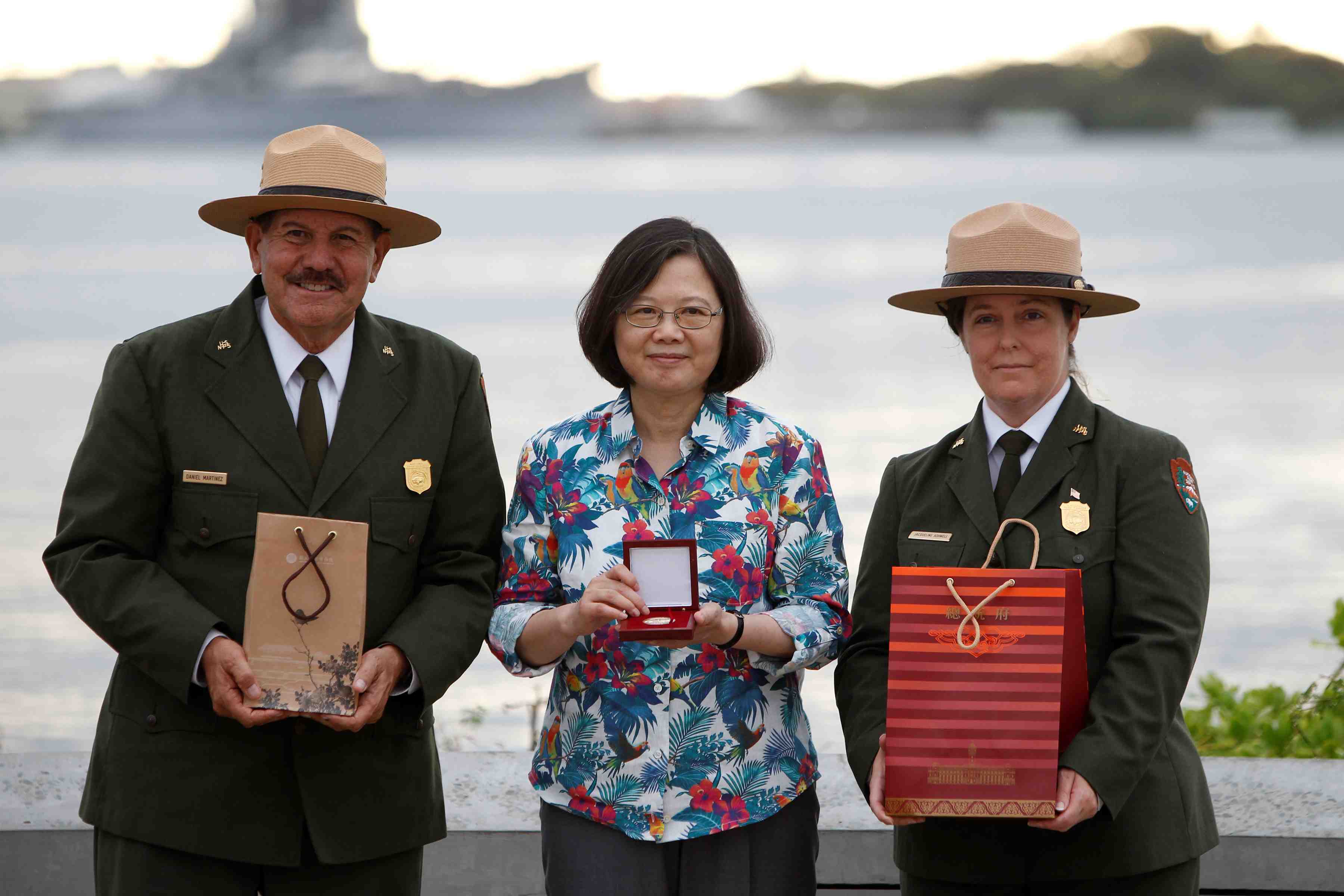 Tsai ing-wen fait fi des objections de pekin, se pose a hawai