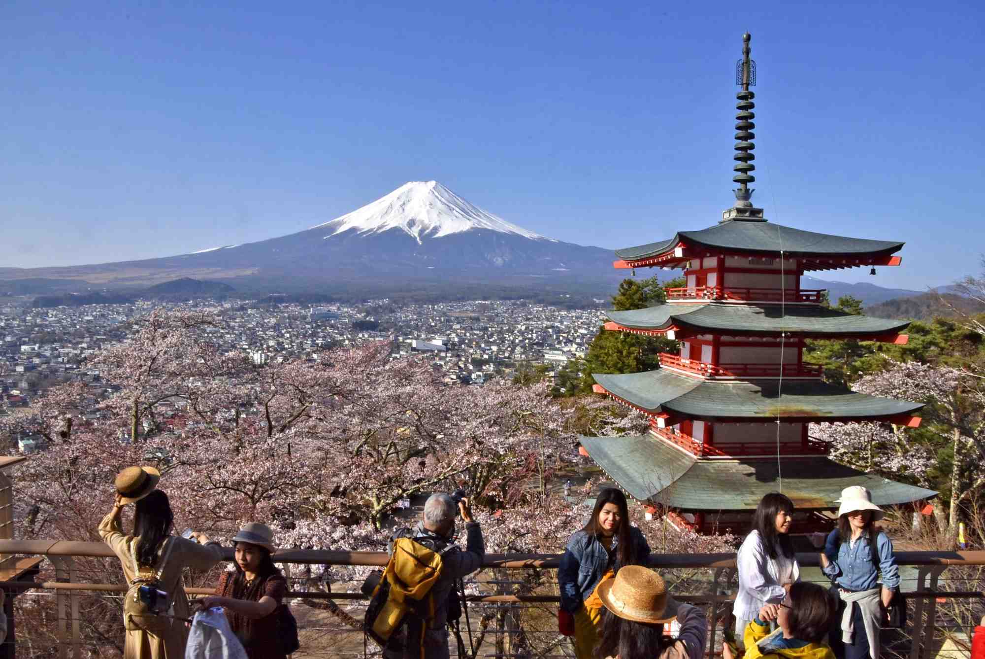 A partir de cet été, il faudra payer pour gravir le Mont Fuji qui attire de plus en plus de visiteurs.