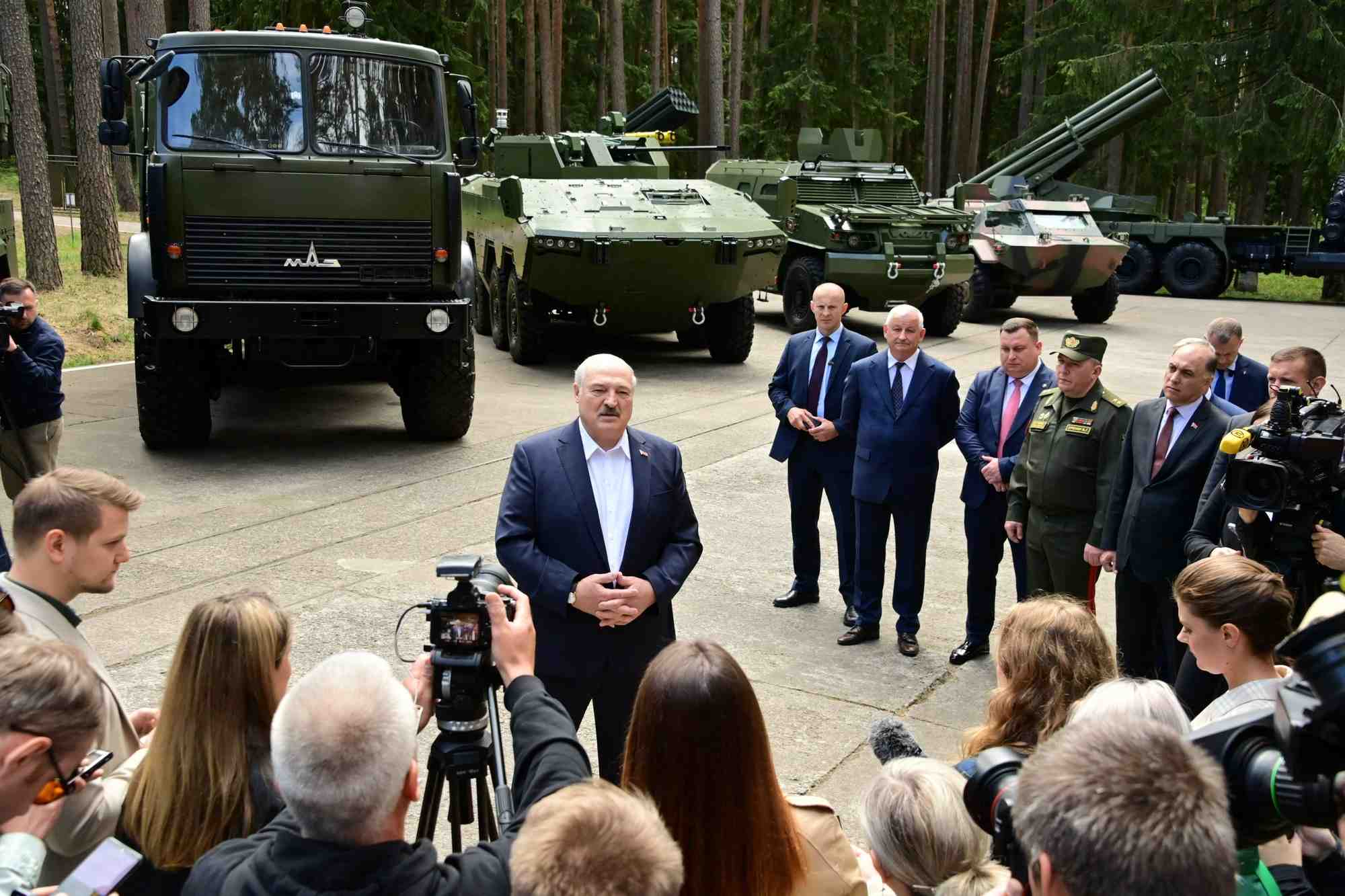 Le president bielorusse alexandre loukachenko s'adresse aux journalistes lors de sa visite d'un complexe militaro-industriel