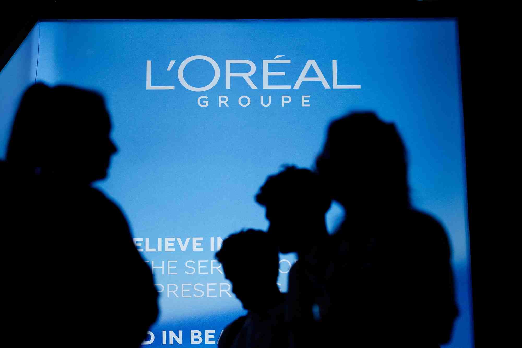 Le logo du groupe cosmetique francais l'oreal au parc des expositions de la porte de versailles a paris, france
