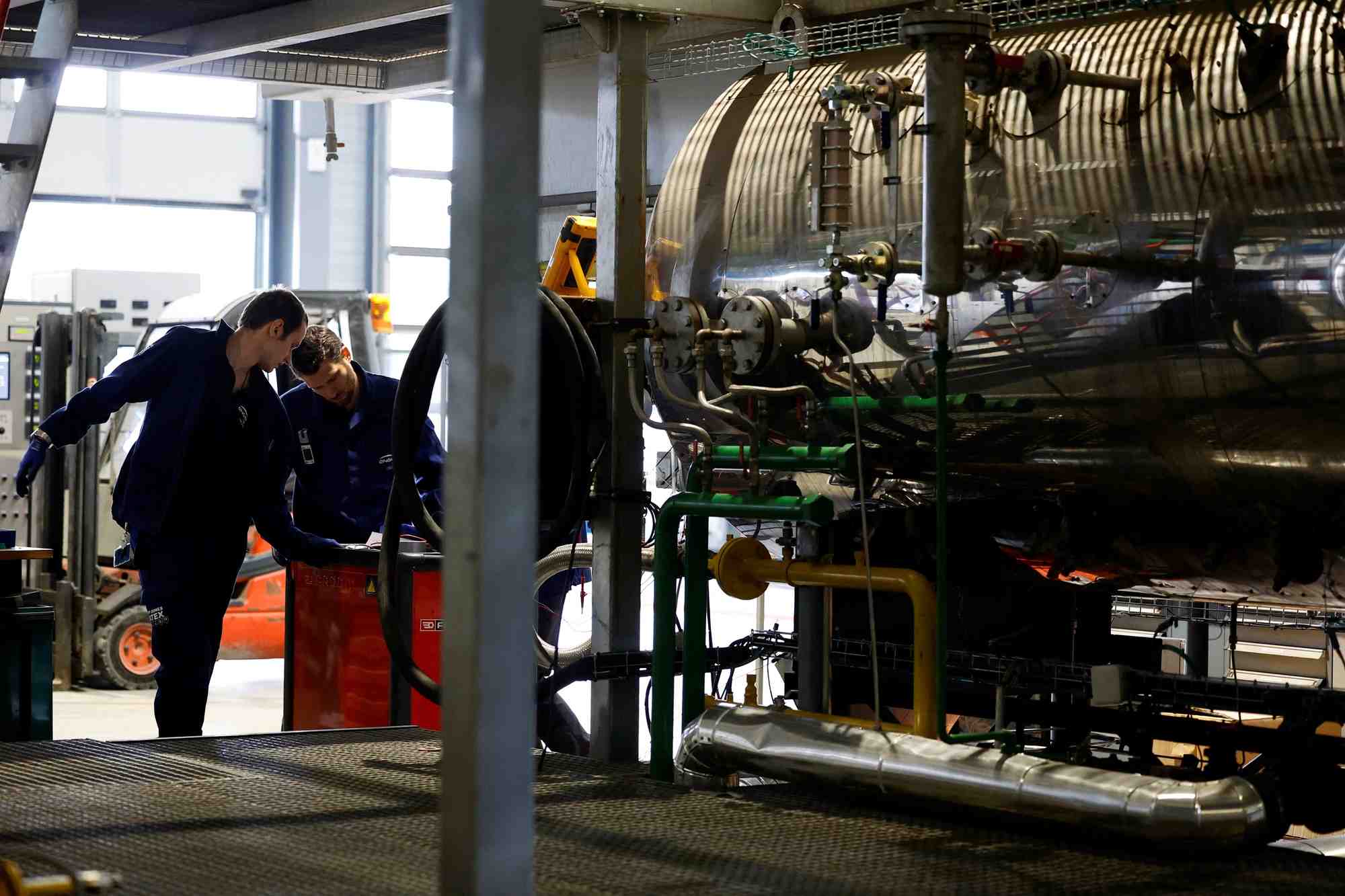 Des salaries au h2 factory, une plateforme de recherche et d'innovation au service du developpement de l'hydrogene renouvelable, a stains, en france