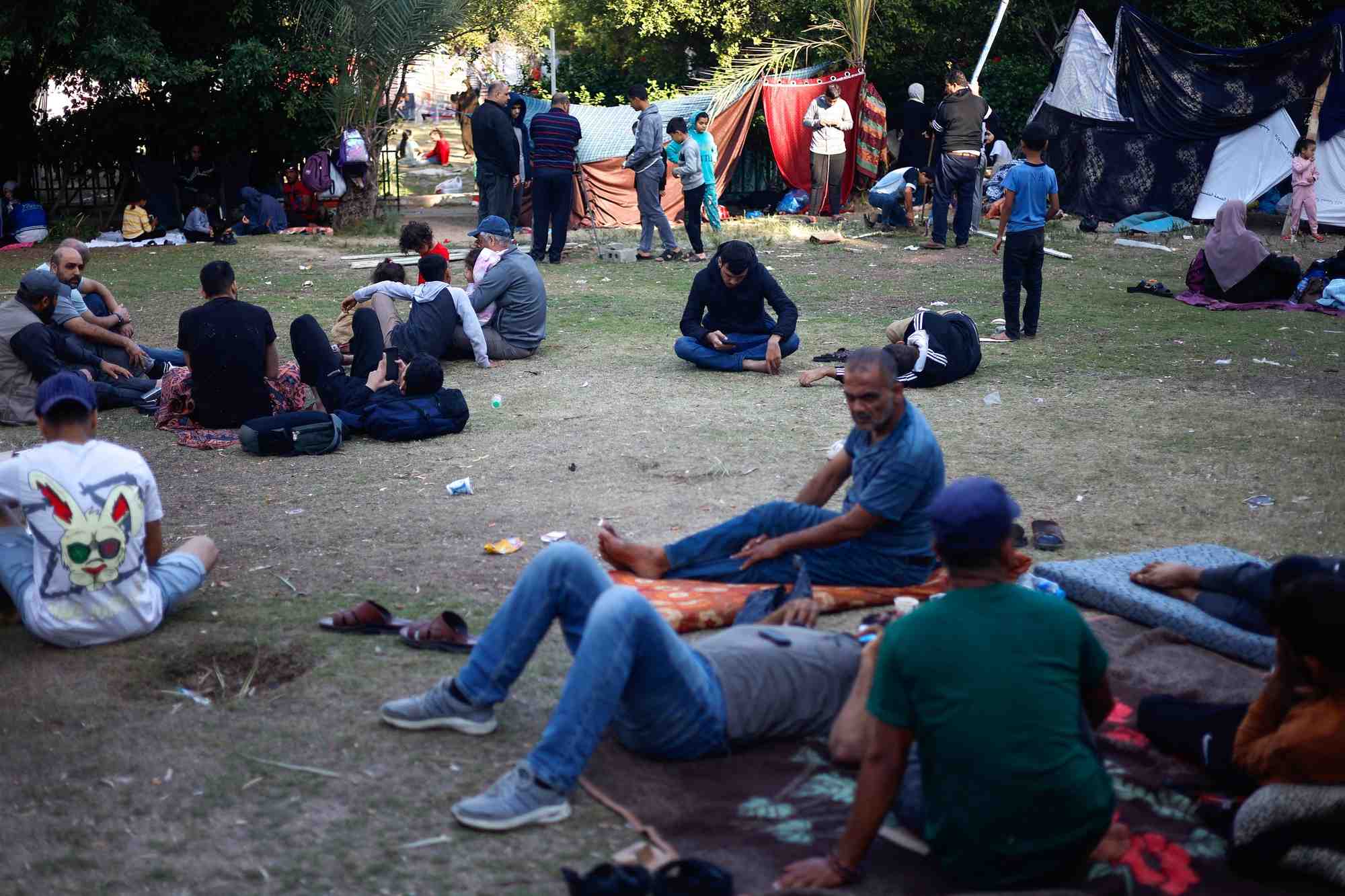 Les palestiniens se reposent a l'hopital al-shifa, a gaza