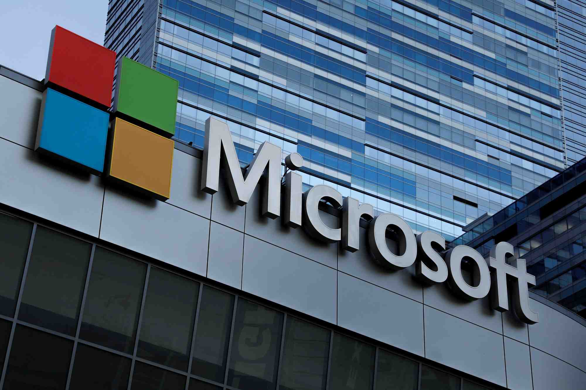 L'enseigne microsoft est representee au sommet du microsoft theatre a los angeles, en californie