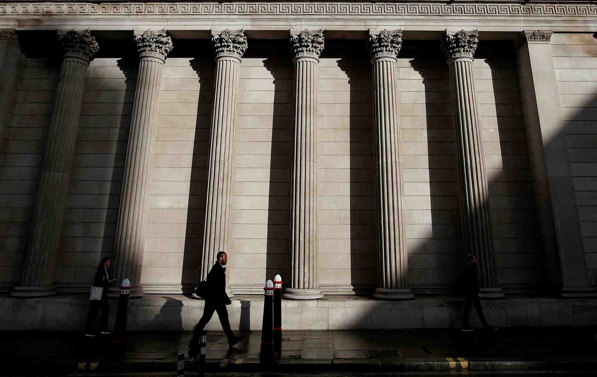 Photo d'archives: une personne passe devant la banque d'angleterre a londres