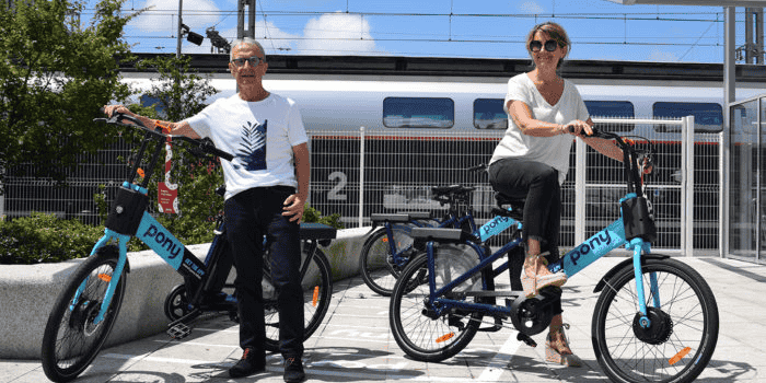Les vélos et trottinettes Pony sont présents dans une vingtaine de villes en France, comme ici à Hendaye.