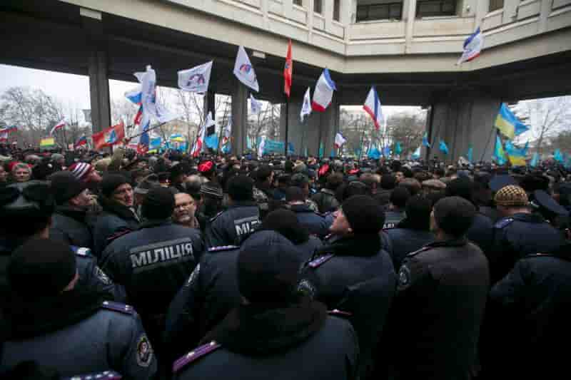 Des hommes armés au siège du gouvernement de Crimée