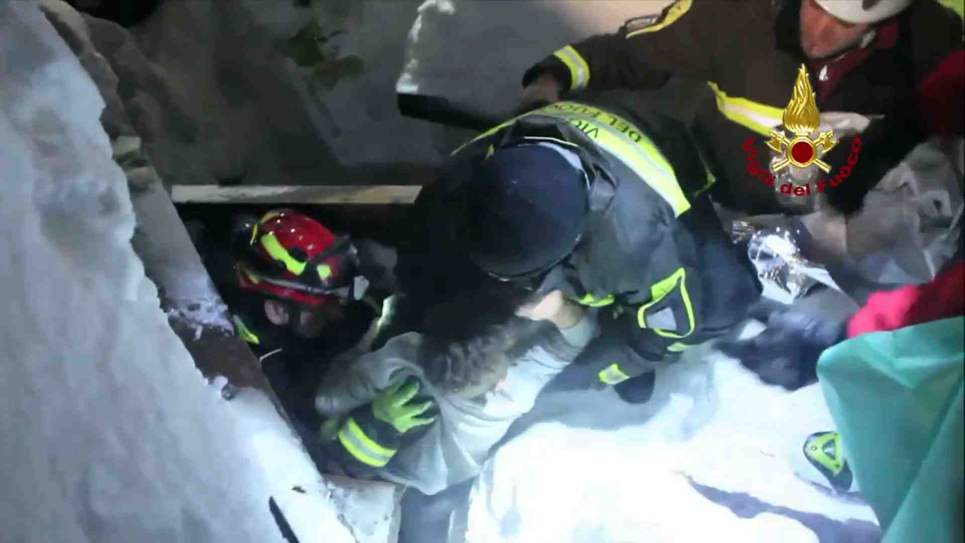 Quatre survivants extraits de l'hotel enseveli en italie