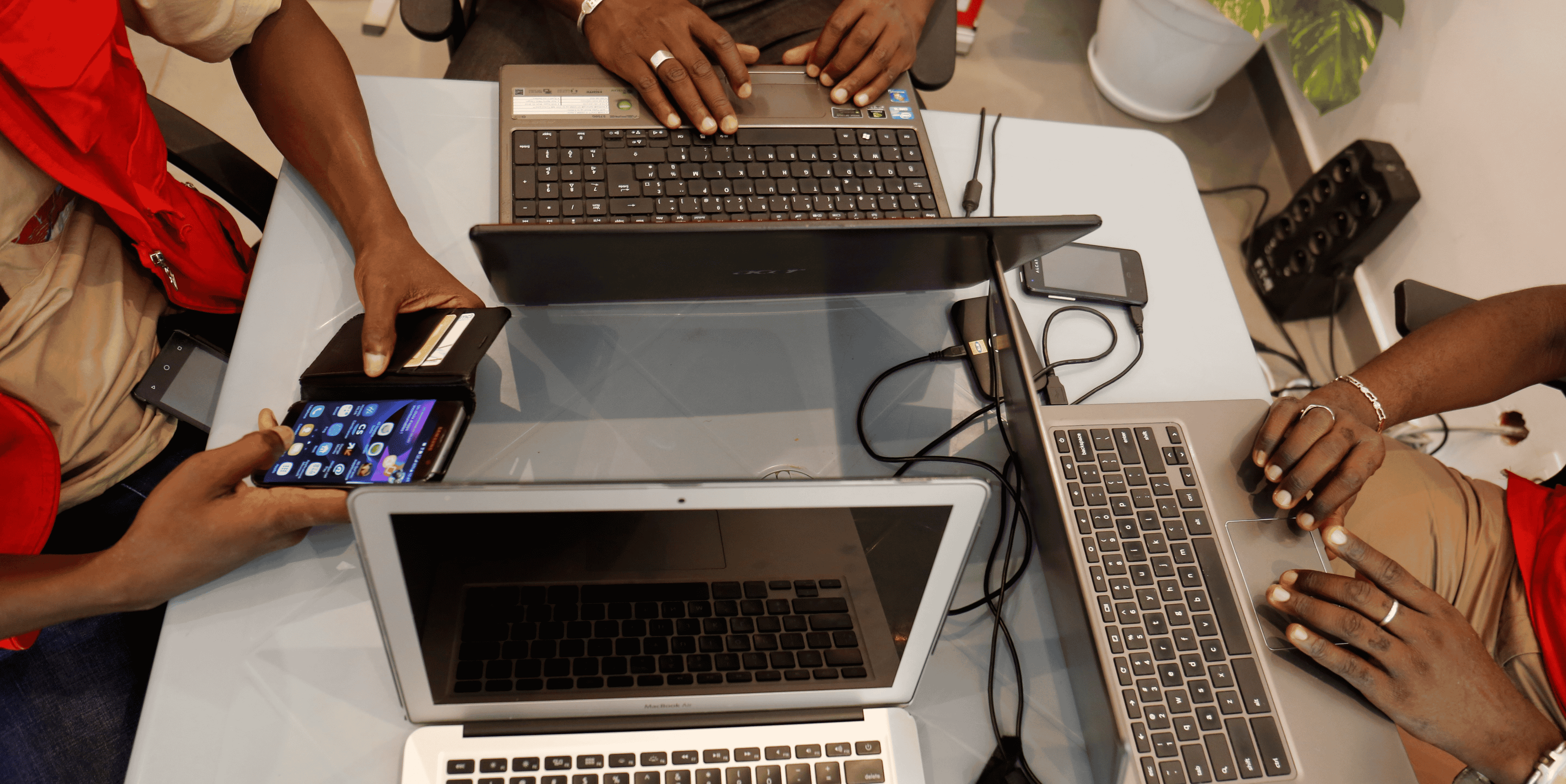 TIC PC Ordinateur laptop technologie smartphone internet jeunes startups informatique électronique général travail coworking