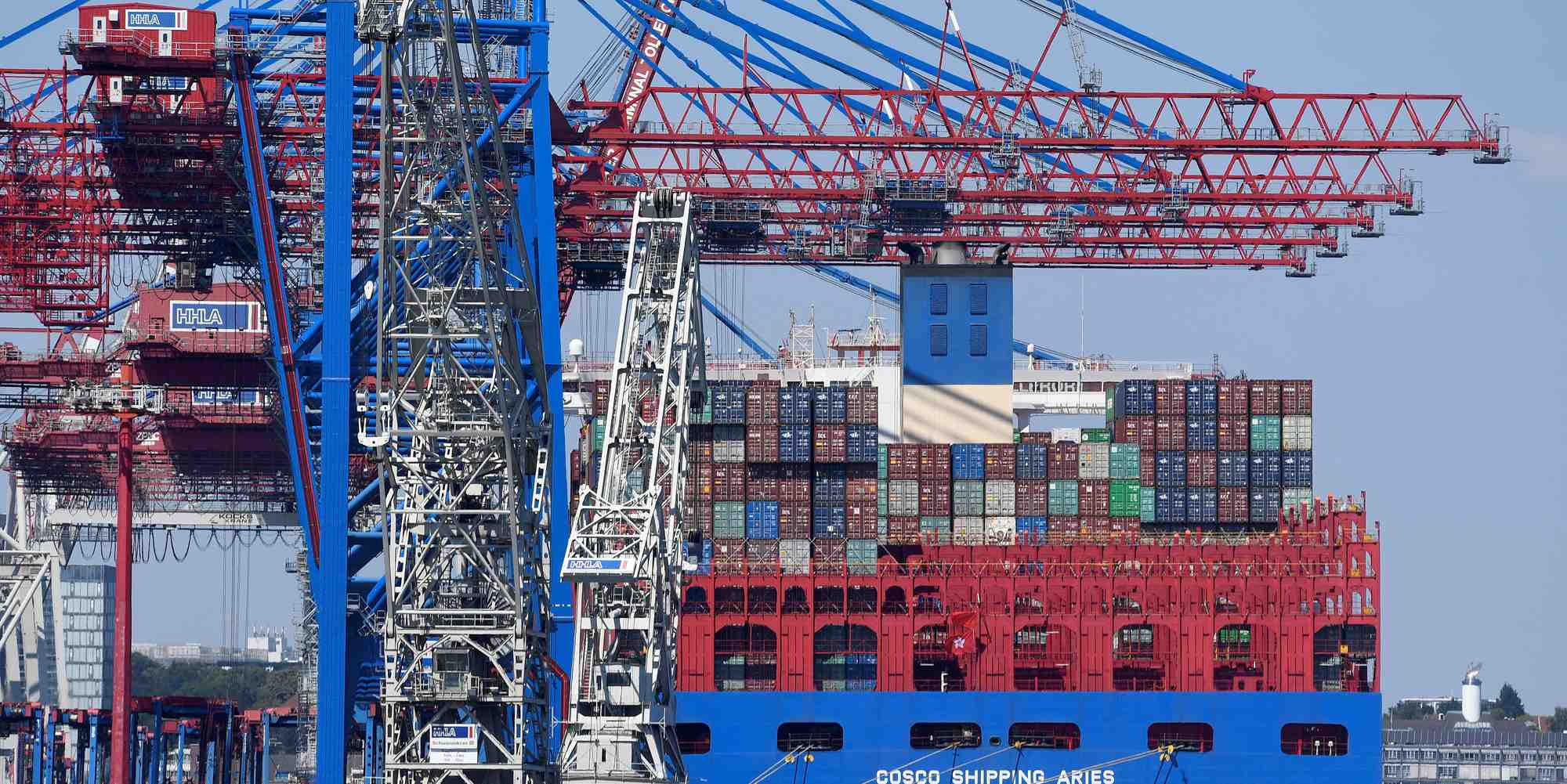 Un porte-conteneurs chinois dans un terminal de chargement du port de hambourg