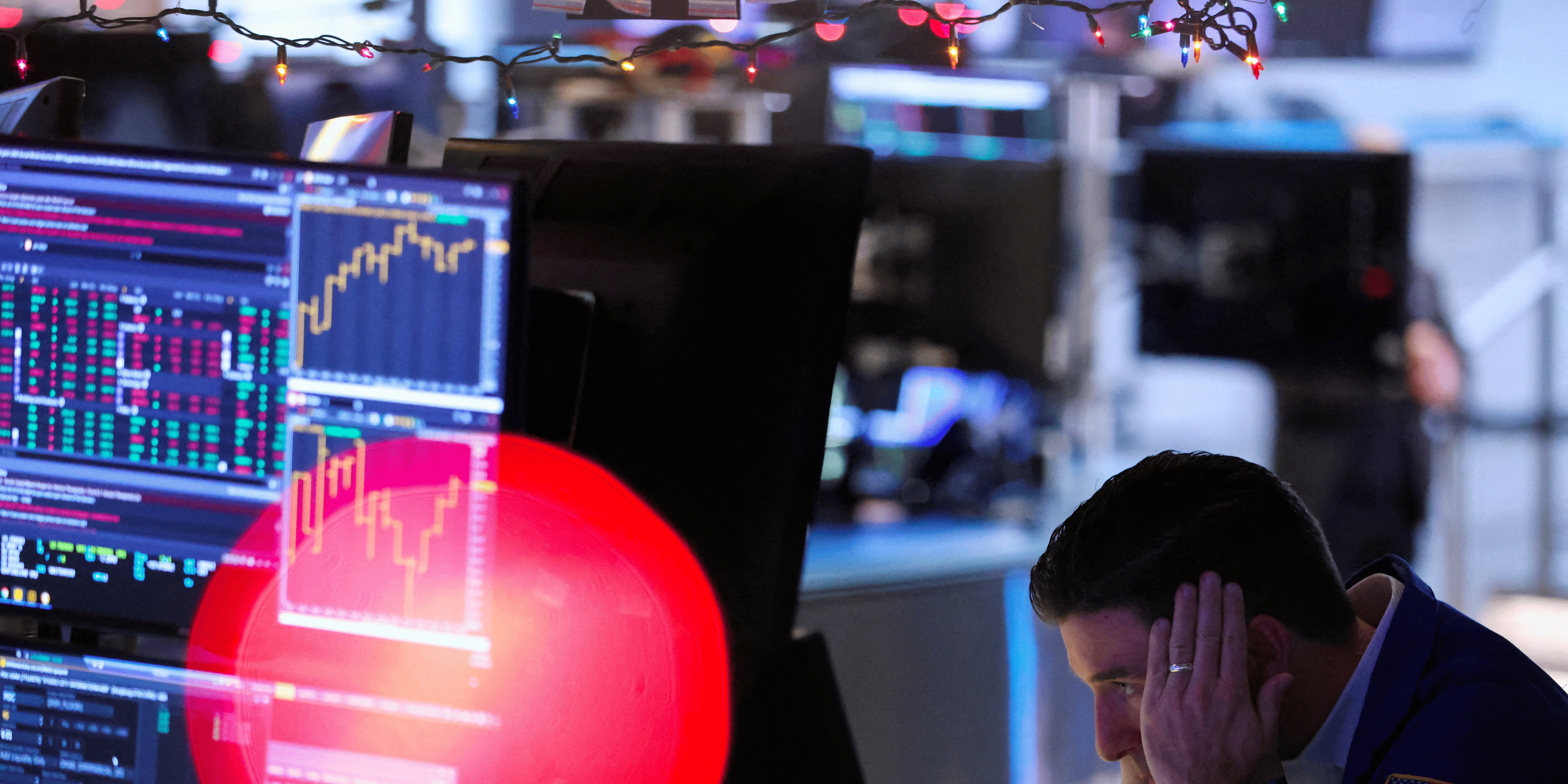 Un trader travaille dans la salle des marches de la bourse de new york (nyse)