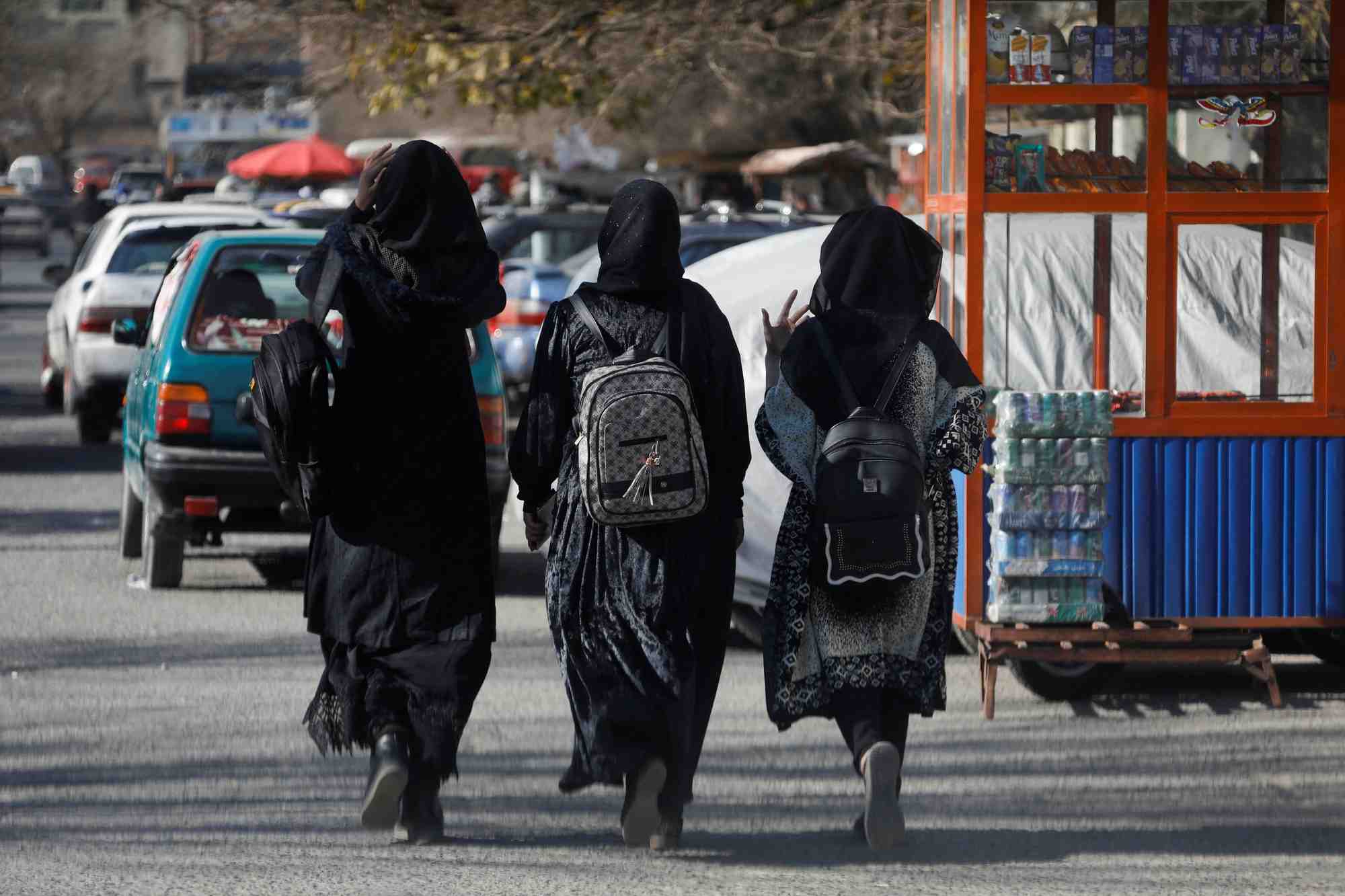 Des etudiantes afghanes marchent pres de l'universite de kaboul