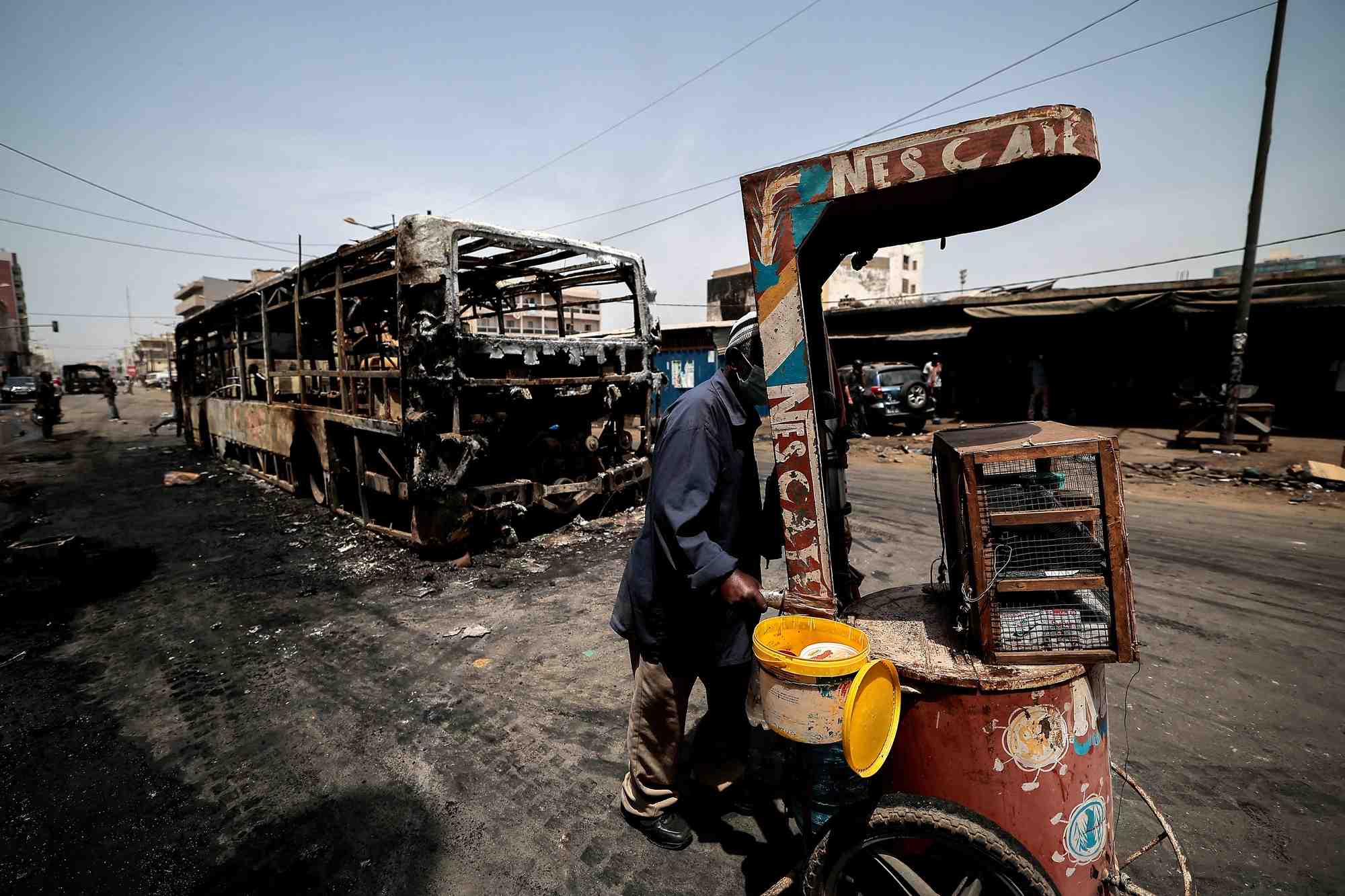 Un vendeur de rue a dakar