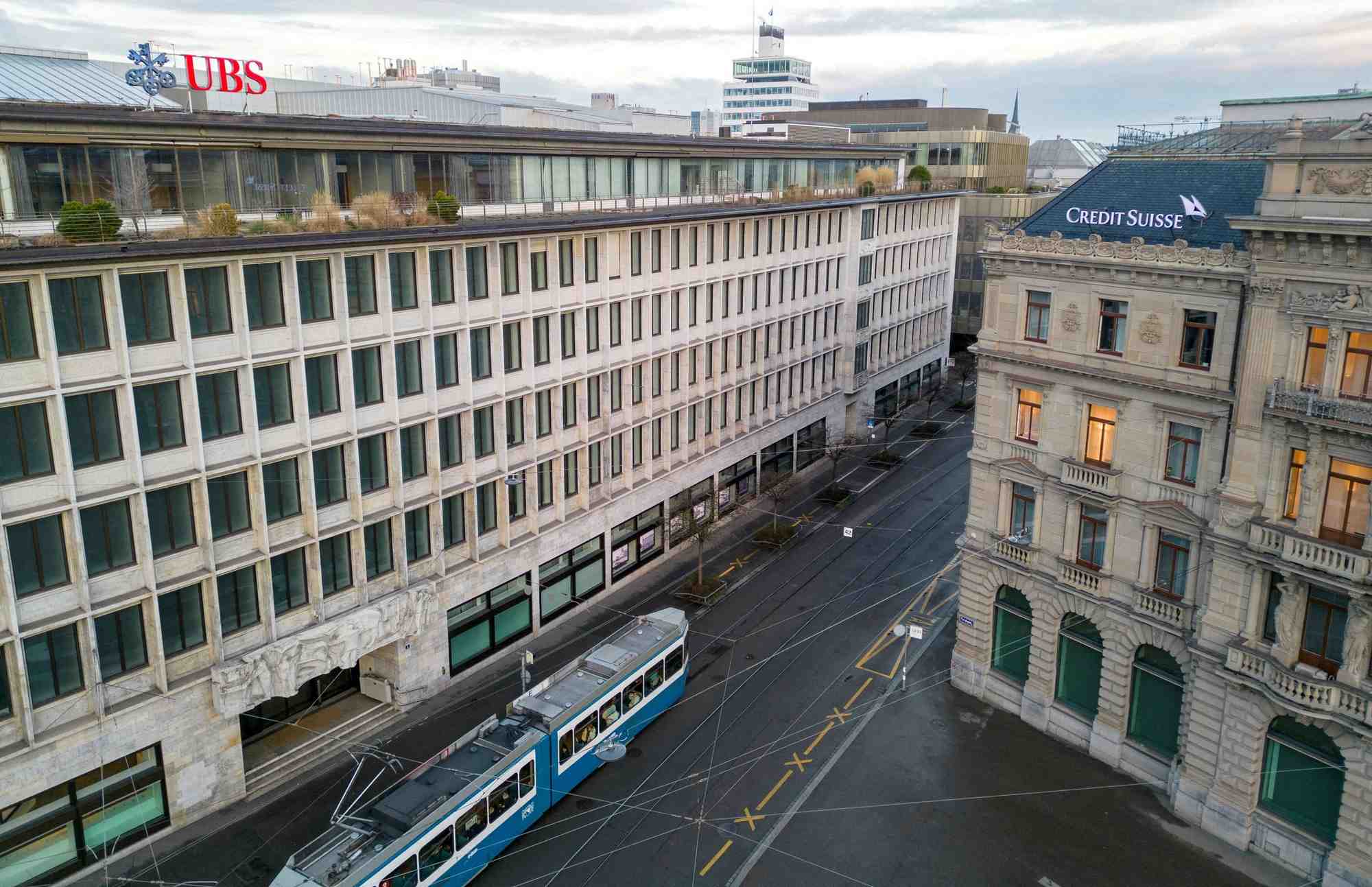 Les batiments des banques suisses ubs et credit suisse sur la paradeplatz a zurich