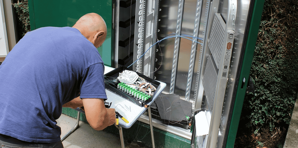 Un technicien raccorde des abonnés à la fibre.