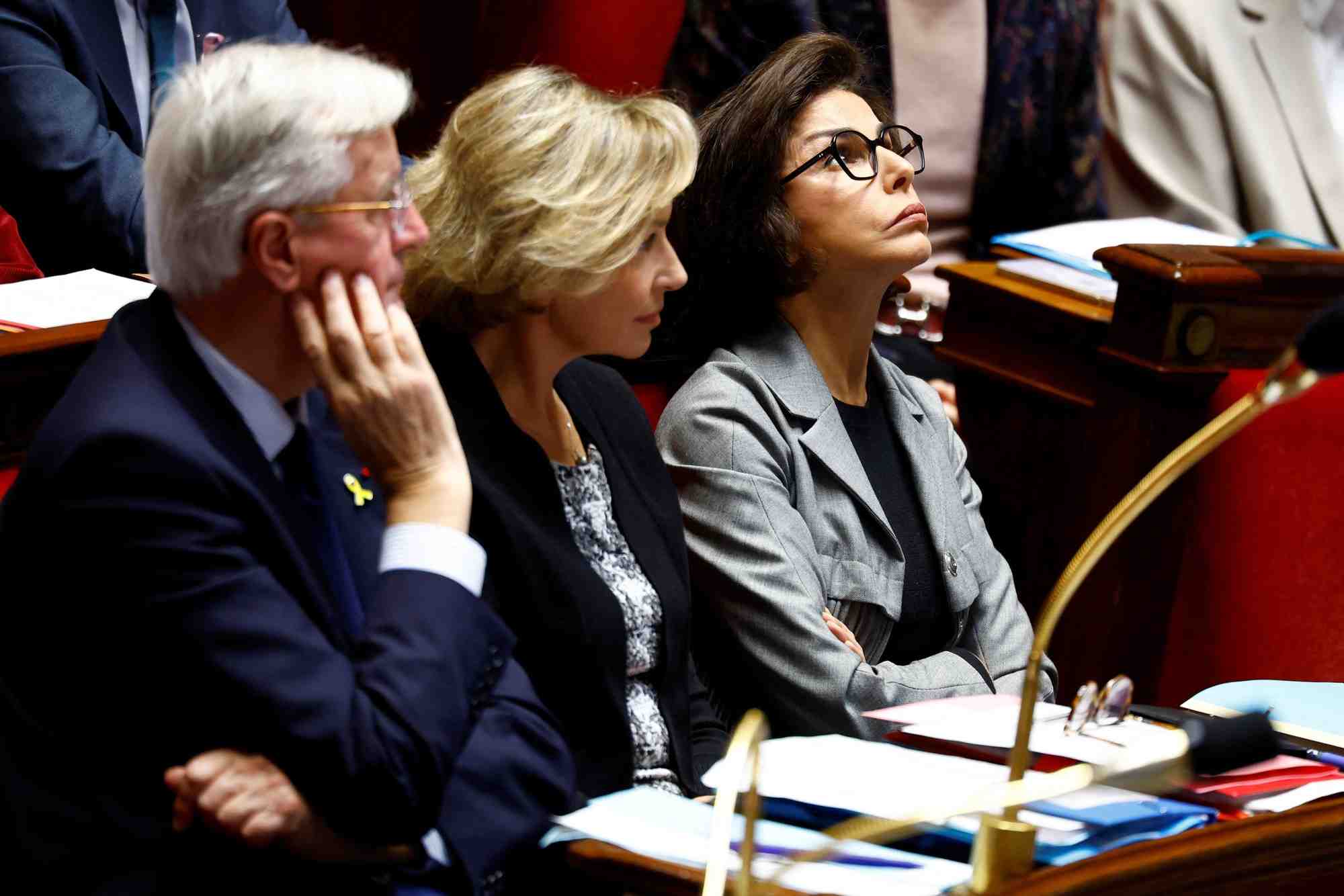 Le premier ministre michel barnier et les ministres nathalie delattre rachida dati a l'assemblee nationale