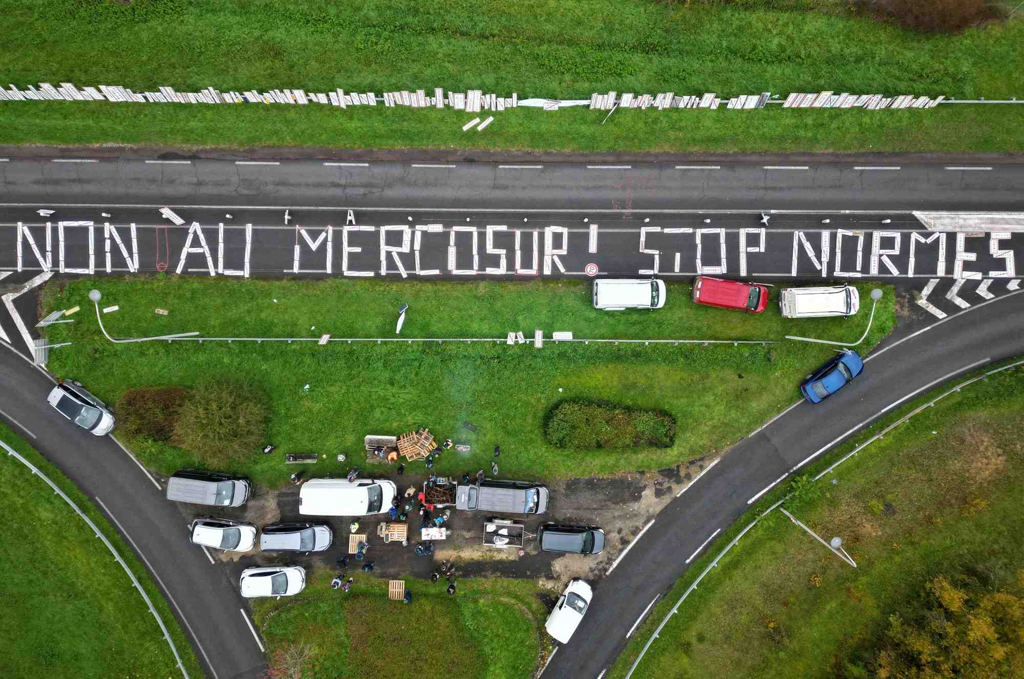 Les syndicats agricoles francais manifestent contre l'accord du mercosur pres d'angouleme