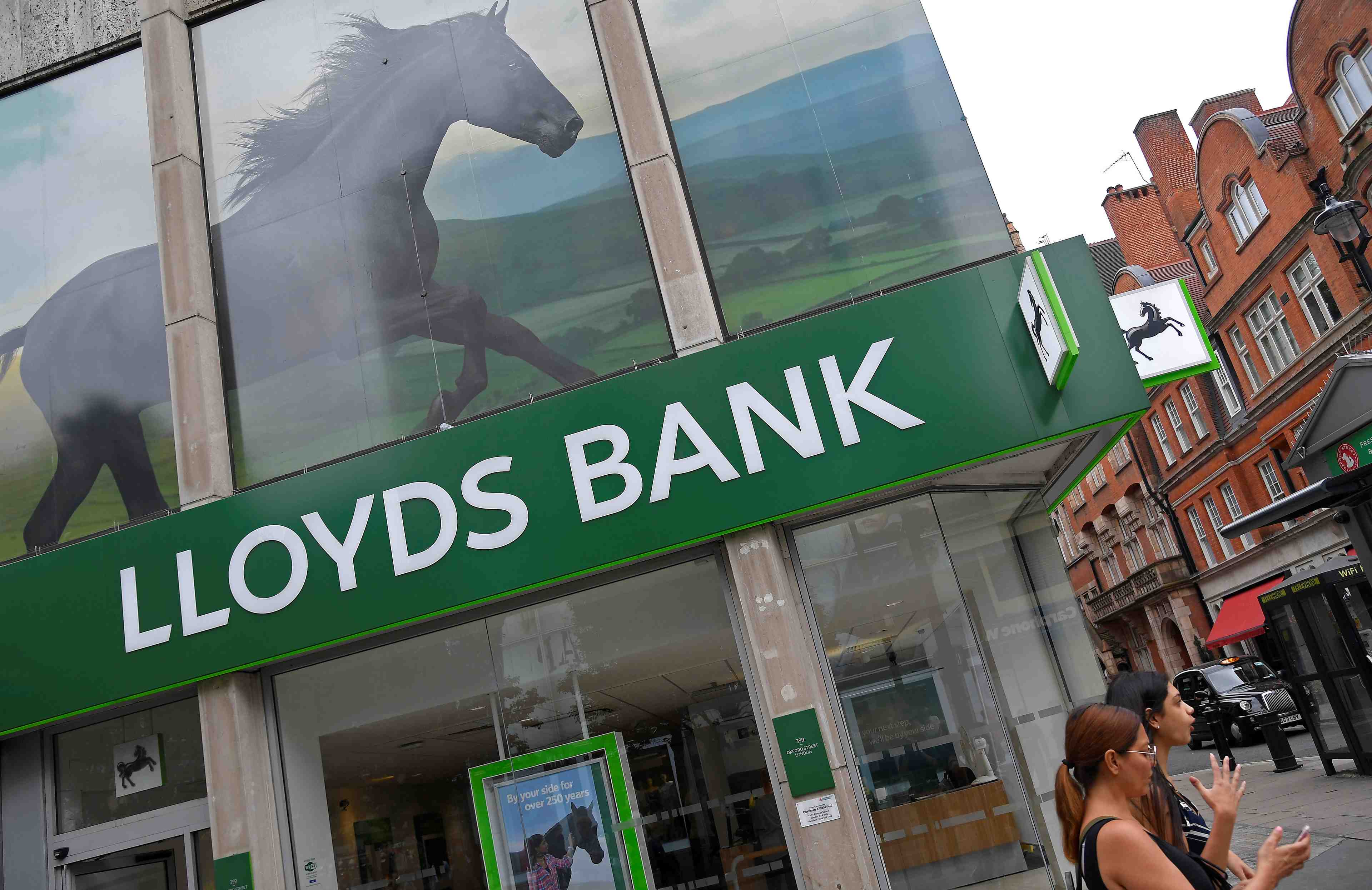 Schroders et lloyds discutent alliance dans la gestion de fortune