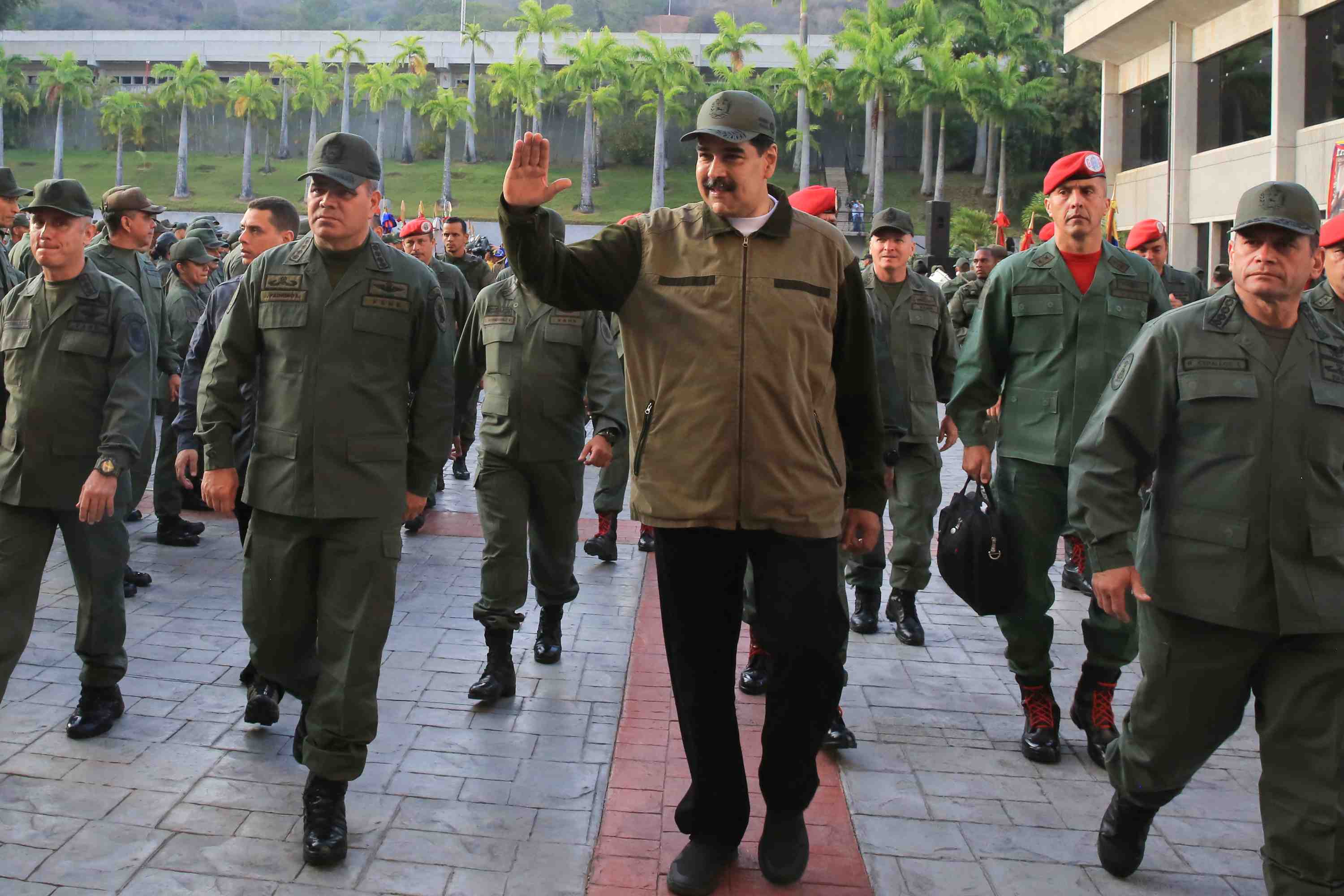 Maduro dement que l'armee l'ait abandonne