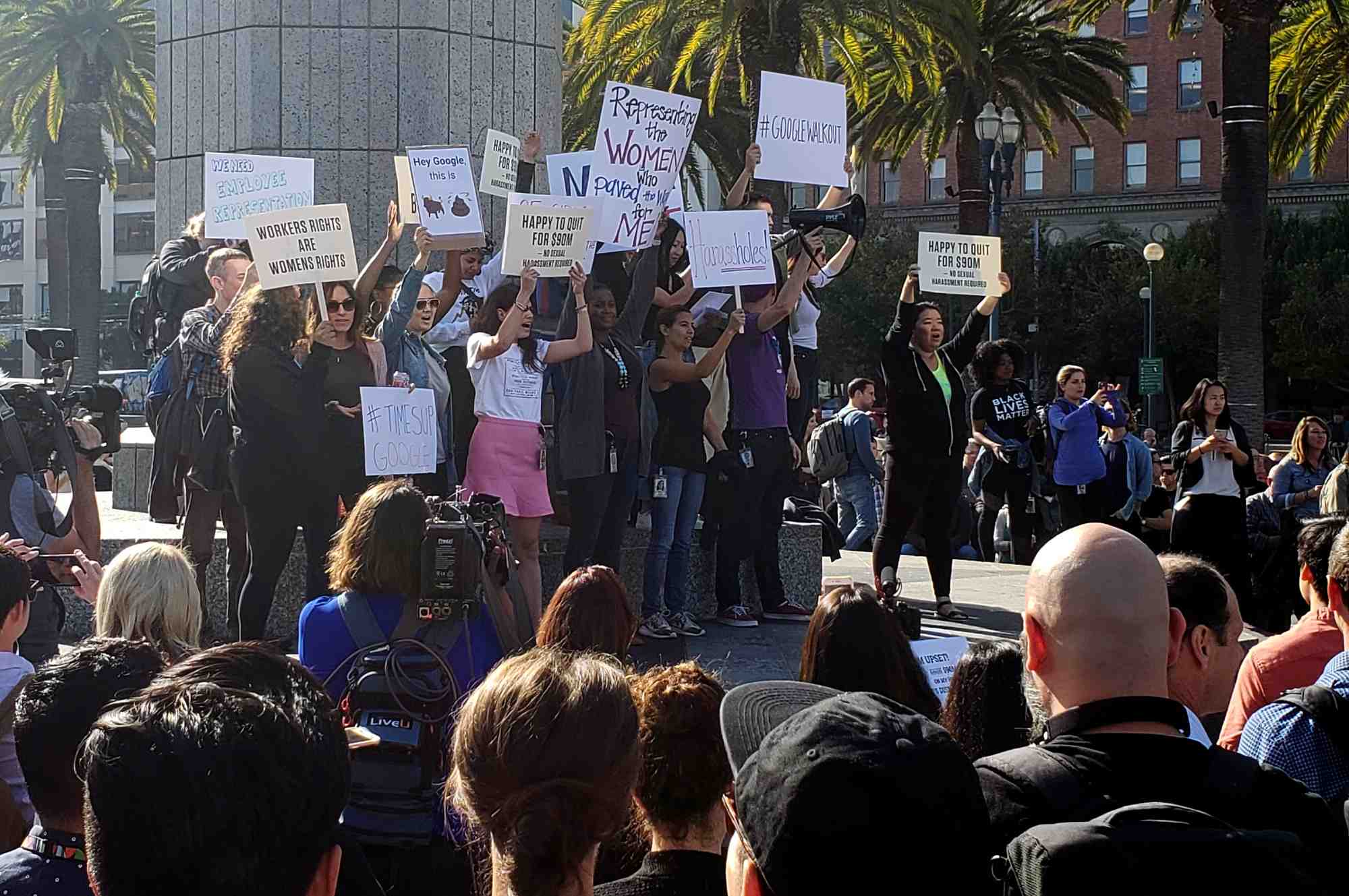 Le 1er novembre 2018, au siège de l'entreprise de Mountain View, en Californie, les employé.e.s de Google organisent un "débrayage des femmes" au pied de leur bureau (le Googleplex) pour protester contre le traitement de faveur réservé par la société à Andy Rubin, chef d'Android, qui a été licencié sur des accusations de harcèlement sexuel mais a reçu une très importante indemnité de départ, mais aussi contre les autres cas d'inconduite sexuelle d'autres cadres supérieurs de l'entreprise.