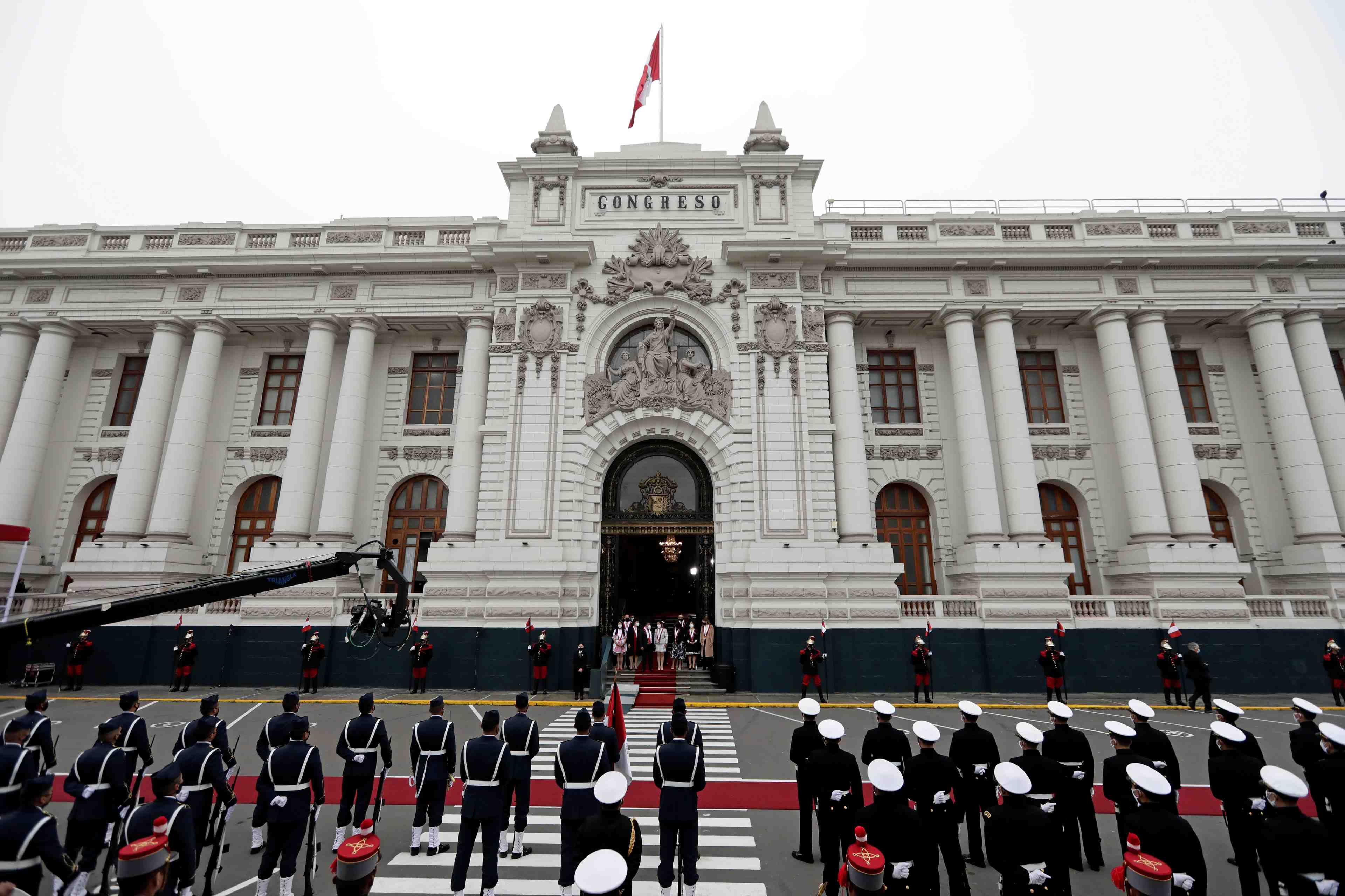 Perou: castillo investi a la presidence, promet la stabilite economique